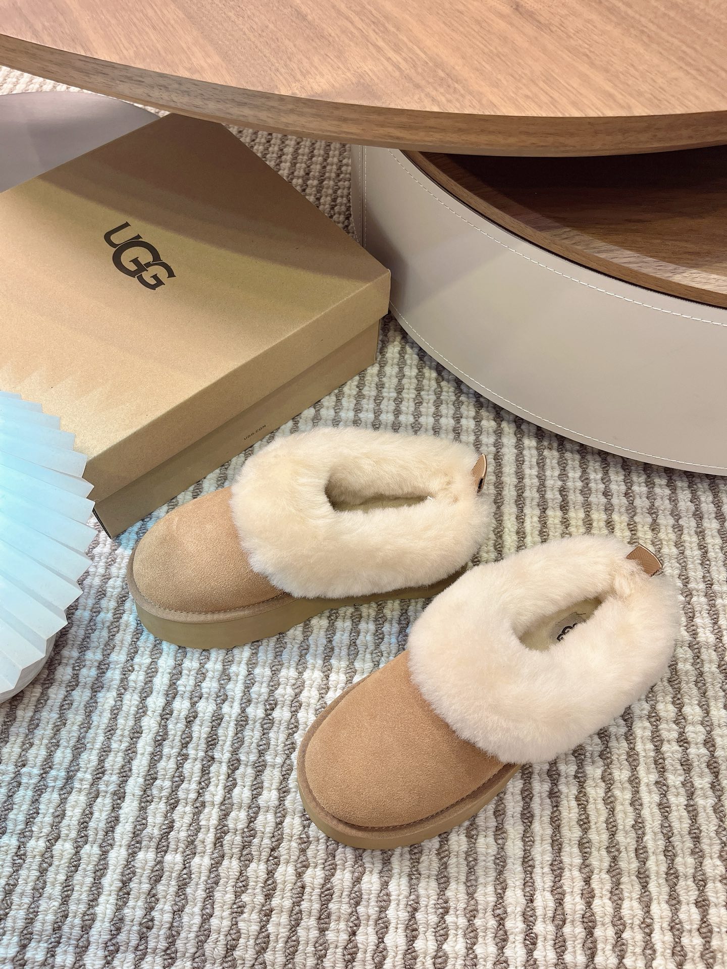 UGG 秋冬新款塔茨勒居家便鞋，内里真羊毛，三层半组合eva发泡大底◾️羊皮毛鞋鞋领，溢毛设计，可爱甜美