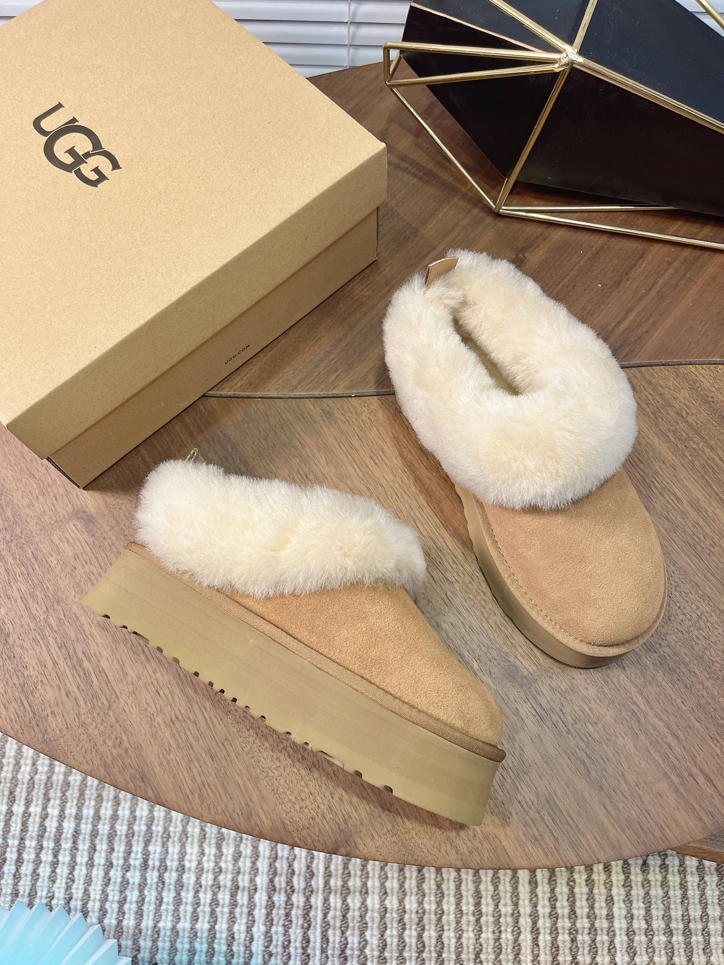 UGG 秋冬新款塔茨勒居家便鞋，内里真羊毛，三层半组合eva发泡大底◾️羊皮毛鞋鞋领，溢毛设计，可爱甜美