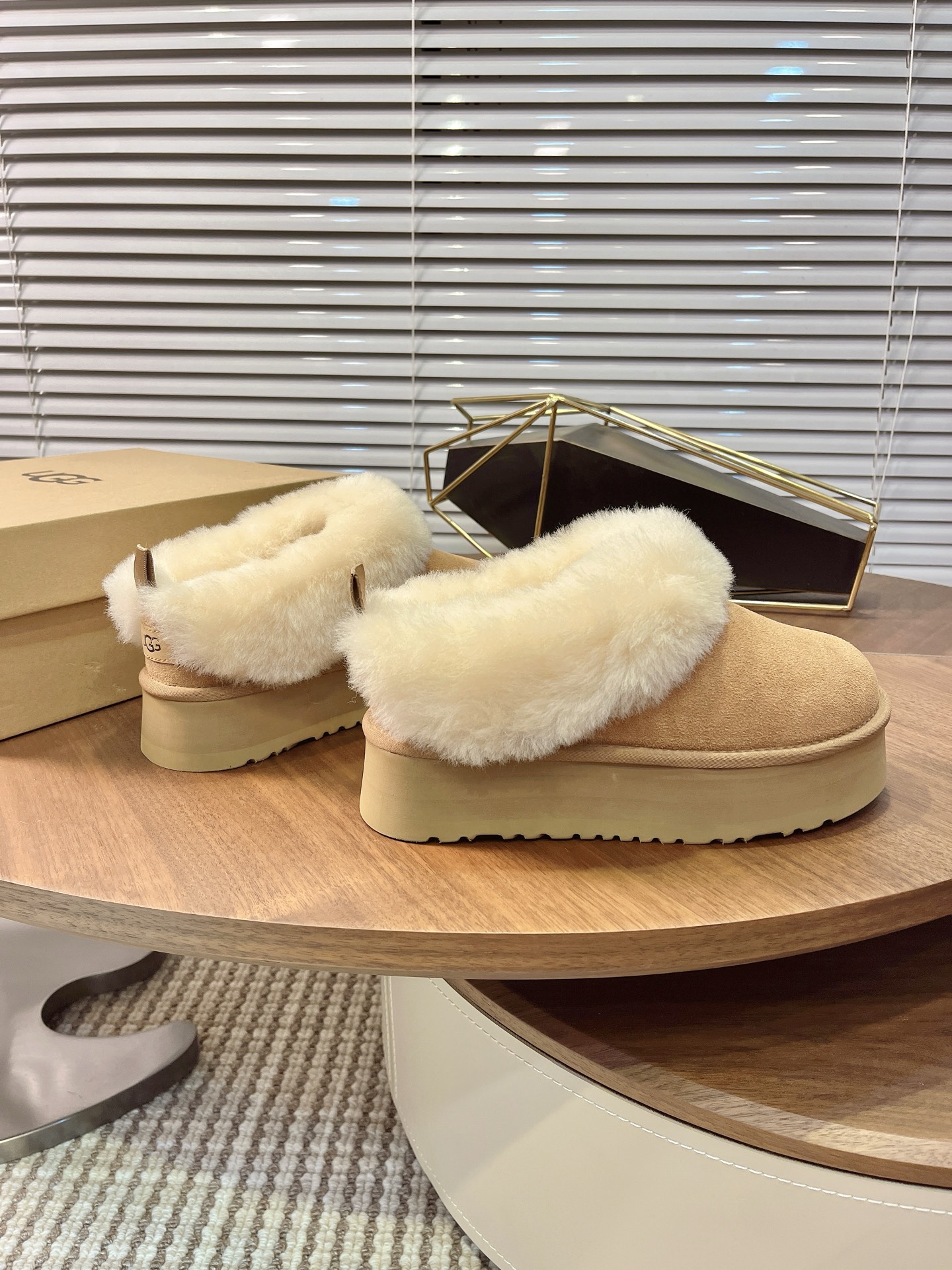UGG 秋冬新款塔茨勒居家便鞋，内里真羊毛，三层半组合eva发泡大底◾️羊皮毛鞋鞋领，溢毛设计，可爱甜美