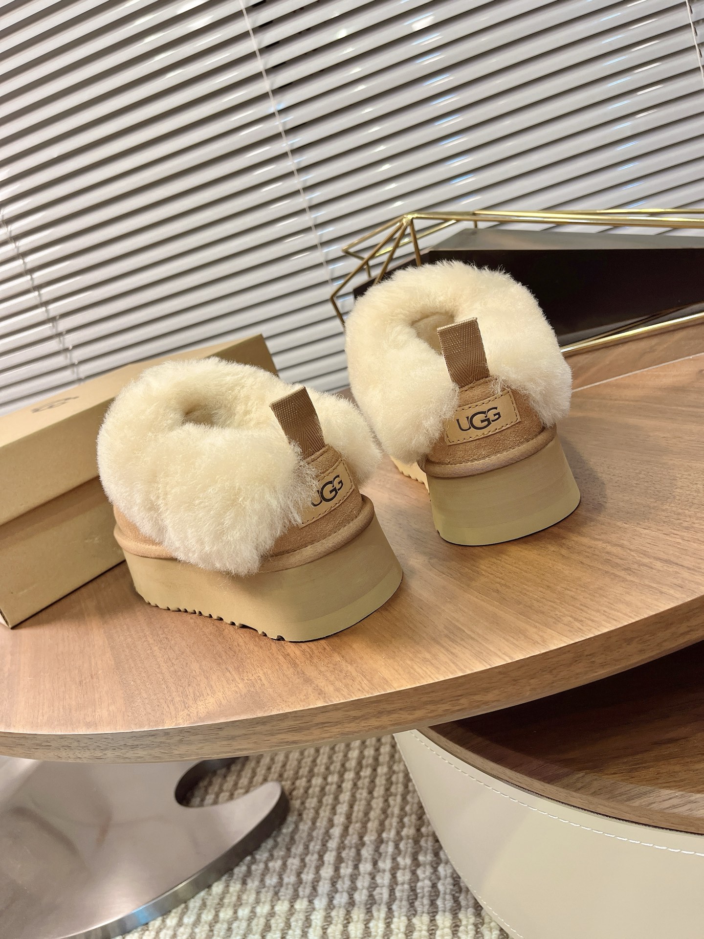 UGG 秋冬新款塔茨勒居家便鞋，内里真羊毛，三层半组合eva发泡大底◾️羊皮毛鞋鞋领，溢毛设计，可爱甜美