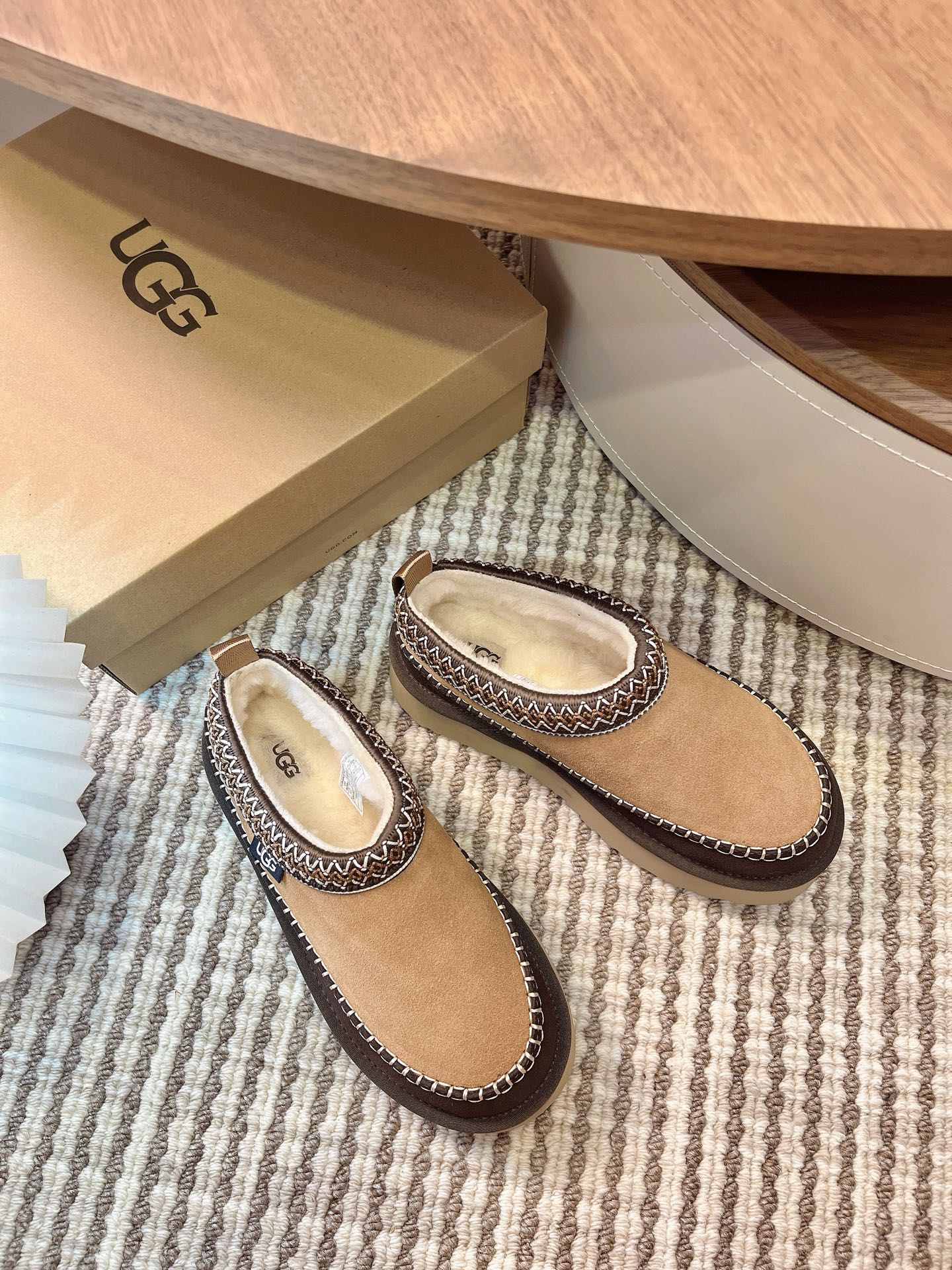 NO:482288,UGG new autumn and winter style, ethnic style Tatz series thickened and heightened fur shoes, one foot pedal, casual and fashionable, the combination of ethnic style and tire shoes, fashionable simple, the upper is made of real lamb fur, the inner sheepskin fur is integrated, warm and comfortable, thickened sole, the original embroidery of the shoe mouth shows the national style, size 35-40, snow boots, boots, sheepskin19860909UGG 秋冬新款 民族风塔茨系列加厚增高款毛毛鞋 一脚蹬 休闲时尚 民族风和轮胎鞋的结合 时尚简 鞋面采用真羊羔毛 内里羊皮毛一体,保暖舒适 加厚大底 鞋口原版刺绣尽显民族风情 码数35-40,雪地靴,boots,sheepskin,Women's Shoes