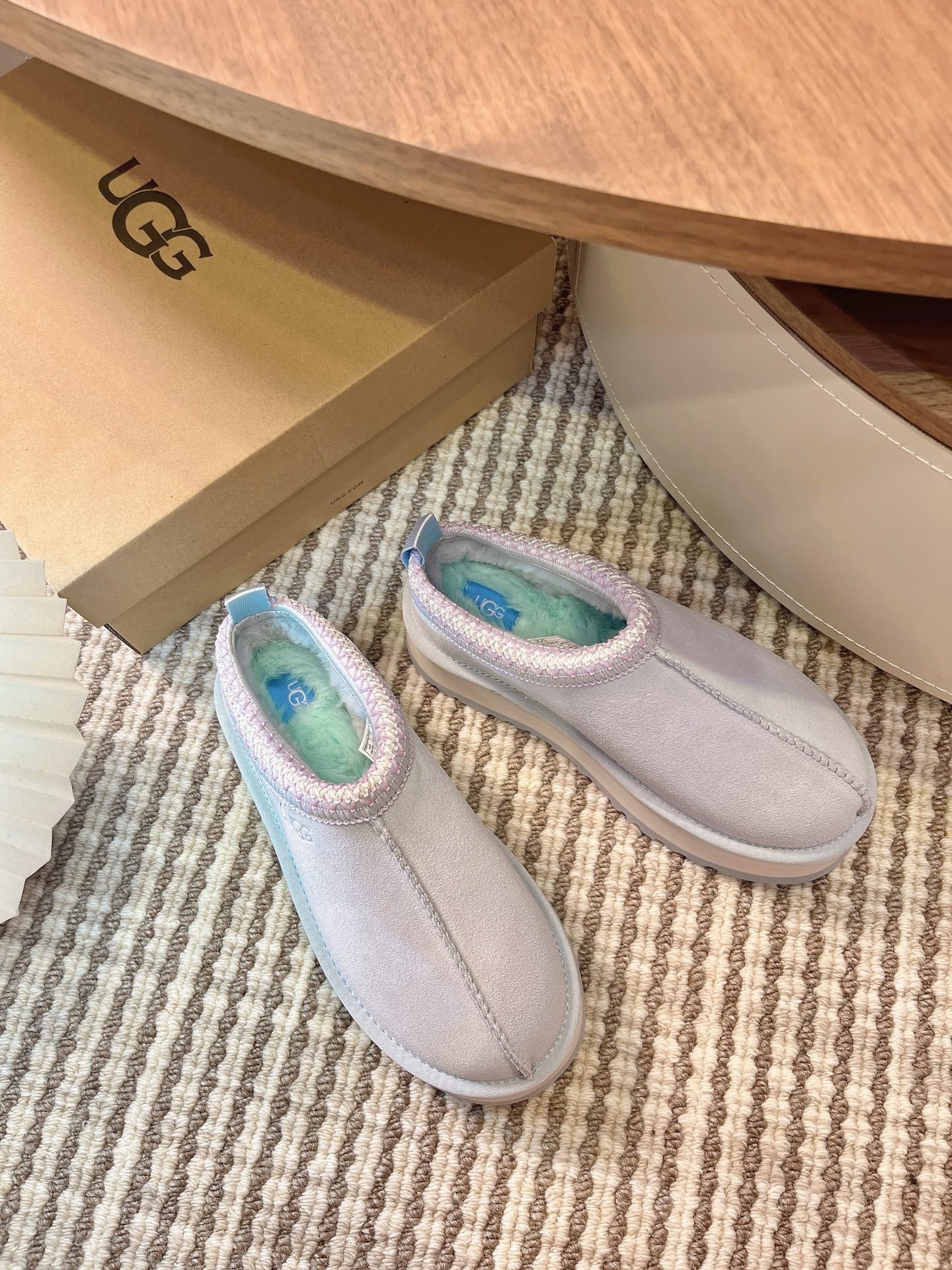 NO:605153,[UGG] Women's model Tazz oil 叽叽#Autumn and winter new product Tazz TAzz thick-soled wool wool slippers one-legged fur shoes snow boots Fabric: Original customized imported first-layer cowhide Lining: Original customized warm wool Outsole: Original molded ultra-light foam material Bottom thickness: 4.5CM Size35-40,,boots,slippers,cowhide19860909【UGG】女款 Tazz油叽叽#秋冬新品塔茨TAzz厚底羊毛 毛拖鞋一脚蹬毛毛鞋雪地靴 面料: 原版定制进口头层牛皮 内里: 原版定制保暖羊毛 大底: 原版开模超轻发泡材质 底厚: 4.5CM Size35-40,,boots,slippers,cowhide,Men's shoes