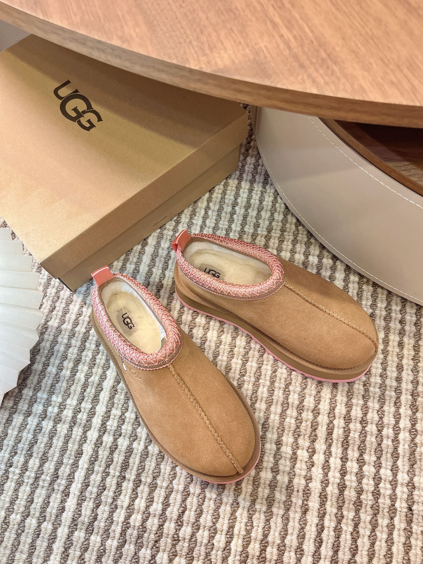 NO:482289,UGG Tazz Oil Jiji #New autumn and winter products Tazz TAzz thick-soled wool wool slippers and wool shoes and snow boots. The new wool drag is made of ethnic style woven embroidery retro and fashionable, super comfortable and pedaling, and many celebrities are wearing it. I don’t need to say more about how popular the ins Xiaohongshu is, and the rhythm of the stock is out of stock as soon as the season comes!  Longfeng thick fur integrated!  This tile is different from the classic snow boots. Its shoe shape is more inclined to be half-supported and one foot pedal, which is convenient and comfortable to put on and take off. It is the favorite of many lazy cancer stars. Fabric: Original custom imported cowhide Inner: Original custom warm wool Outsole: Original model ultra-light foaming material Sole thickness: 4.5CM Size: Women's 35-40, snow boots, boots, slippers, cowhide19860909UGG Tazz油叽叽#秋冬新品塔茨TAzz厚底羊毛 毛拖鞋一脚蹬毛毛鞋雪地靴 新款毛拖采用民族风编织刺绣复古又时髦,超舒适一脚蹬,超多明星在穿,ins小红书有多火不用我多说,一到季节就断货的节奏！ 隆丰厚实皮毛一体！这款搭茨和经典的雪地靴不同,它的鞋型更倾向于半托一脚蹬,穿脱方便舒适,是很多懒癌星人的心头好 面料: 原版定制进口头层牛皮 内里: 原版定制保暖羊毛 大底: 原版开模超轻发泡材质 底厚: 4.5CM Size: 女款35-40,雪地靴,boots,slippers,cowhide,Women's Shoes