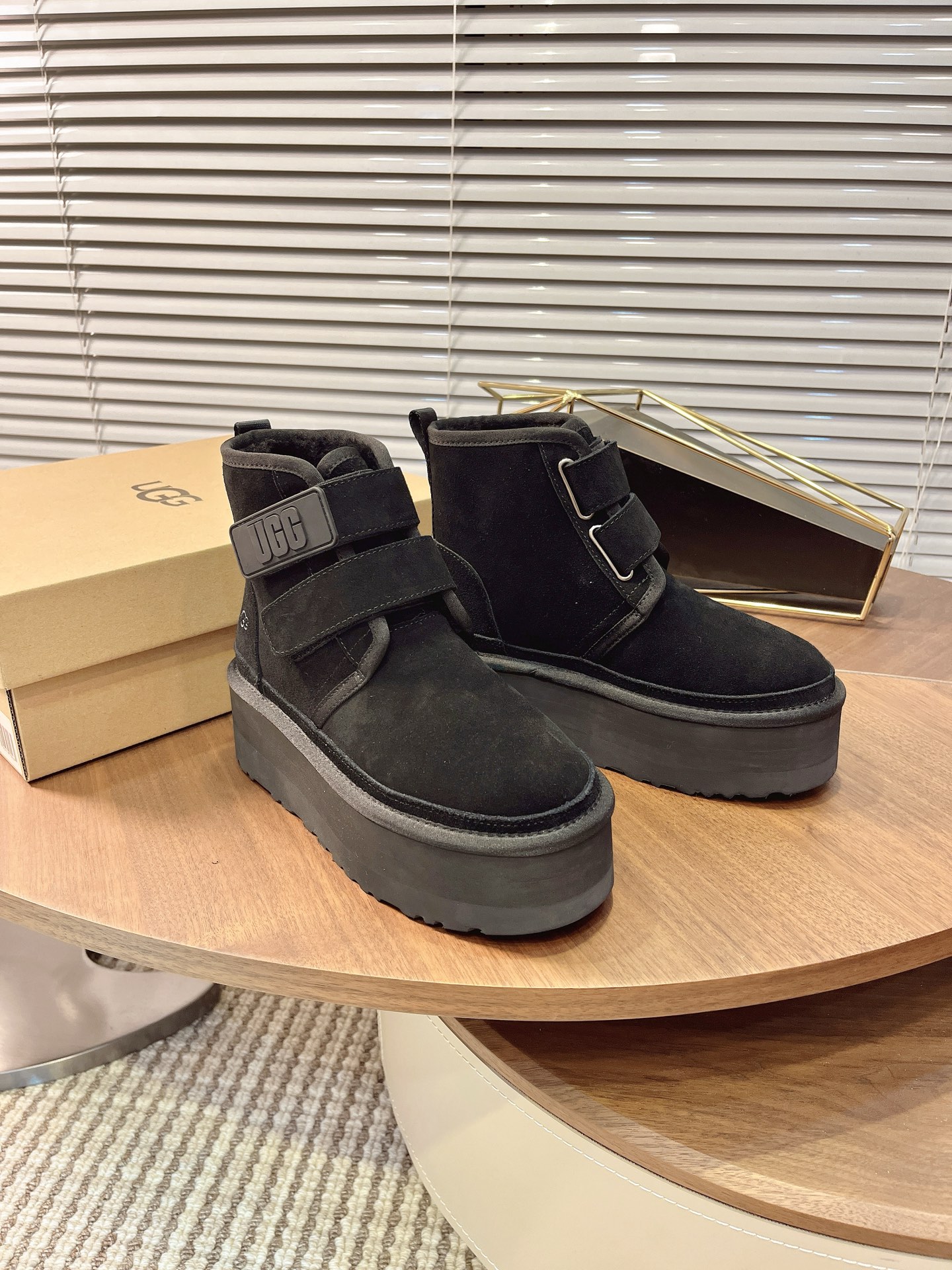 NO:482455,UGG thick sole double Velcro snow boots UGG autumn and winter new Velcro women's snow boots thick sole classic casual comfortable short tube bright color snow boots Model 1130554 Color maroon, black Size 35-40, snow boots, boots19860909UGG厚底双魔术贴雪地靴 UGG秋冬新款魔术贴女士雪地靴子厚底经典休闲舒适短筒亮色雪地靴 型号1130554 颜色栗色、黑色 尺码35-40,雪地靴,boots,Women's Shoes