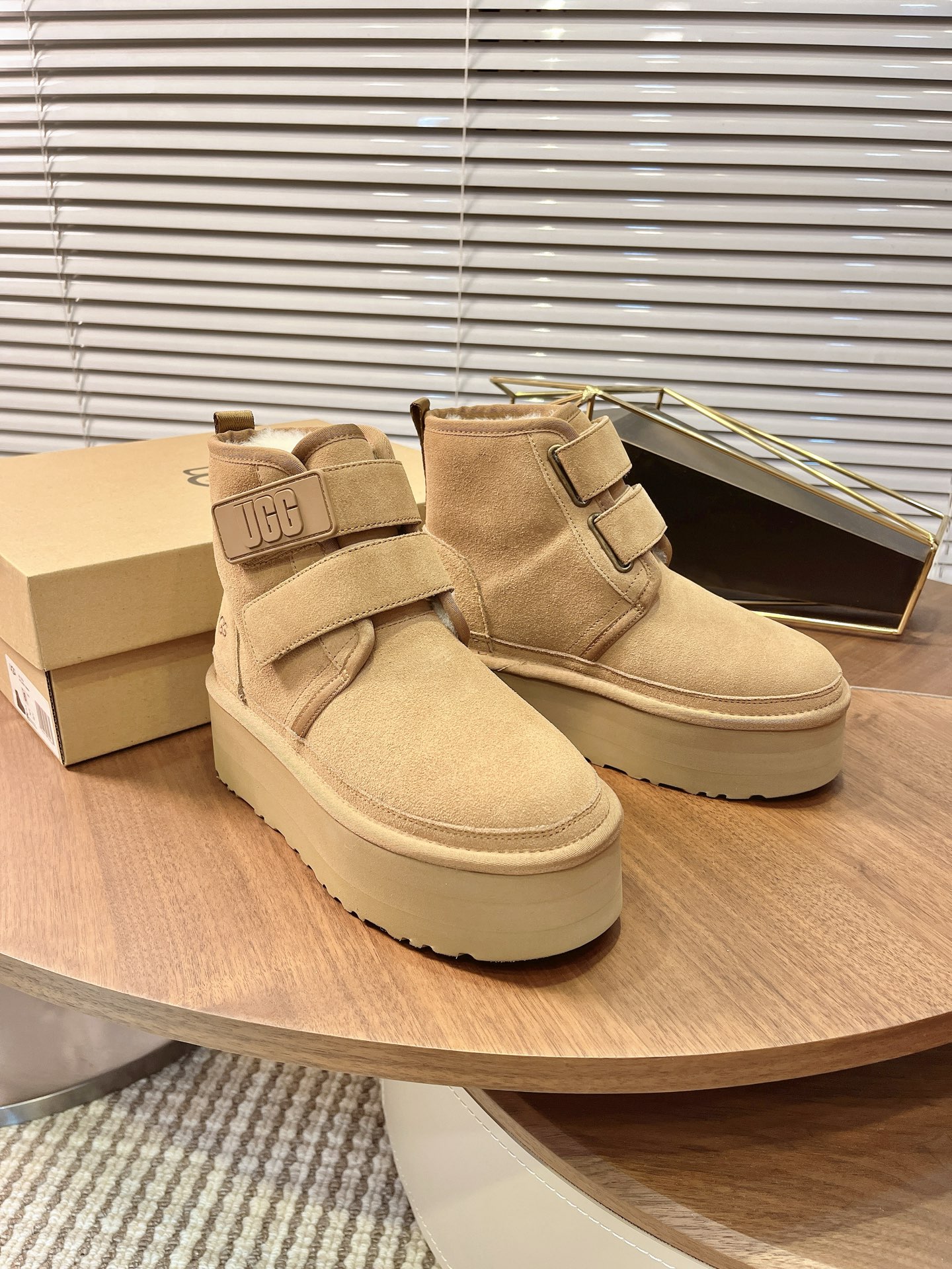 NO:482458,UGG thick sole double Velcro snow boots UGG autumn and winter new Velcro women snow boots thick sole classic casual comfortable short tube bright color snow boots Model 1130554 Color maroon, black Size 35-40 standard, snow boots, boots19860909UGG厚底双魔术贴雪地靴 UGG秋冬新款魔术贴女士雪地靴子厚底经典休闲舒适短筒亮色雪地靴 型号1130554 颜色栗色、黑色 尺码35-40标准,雪地靴,boots,Women's Shoes