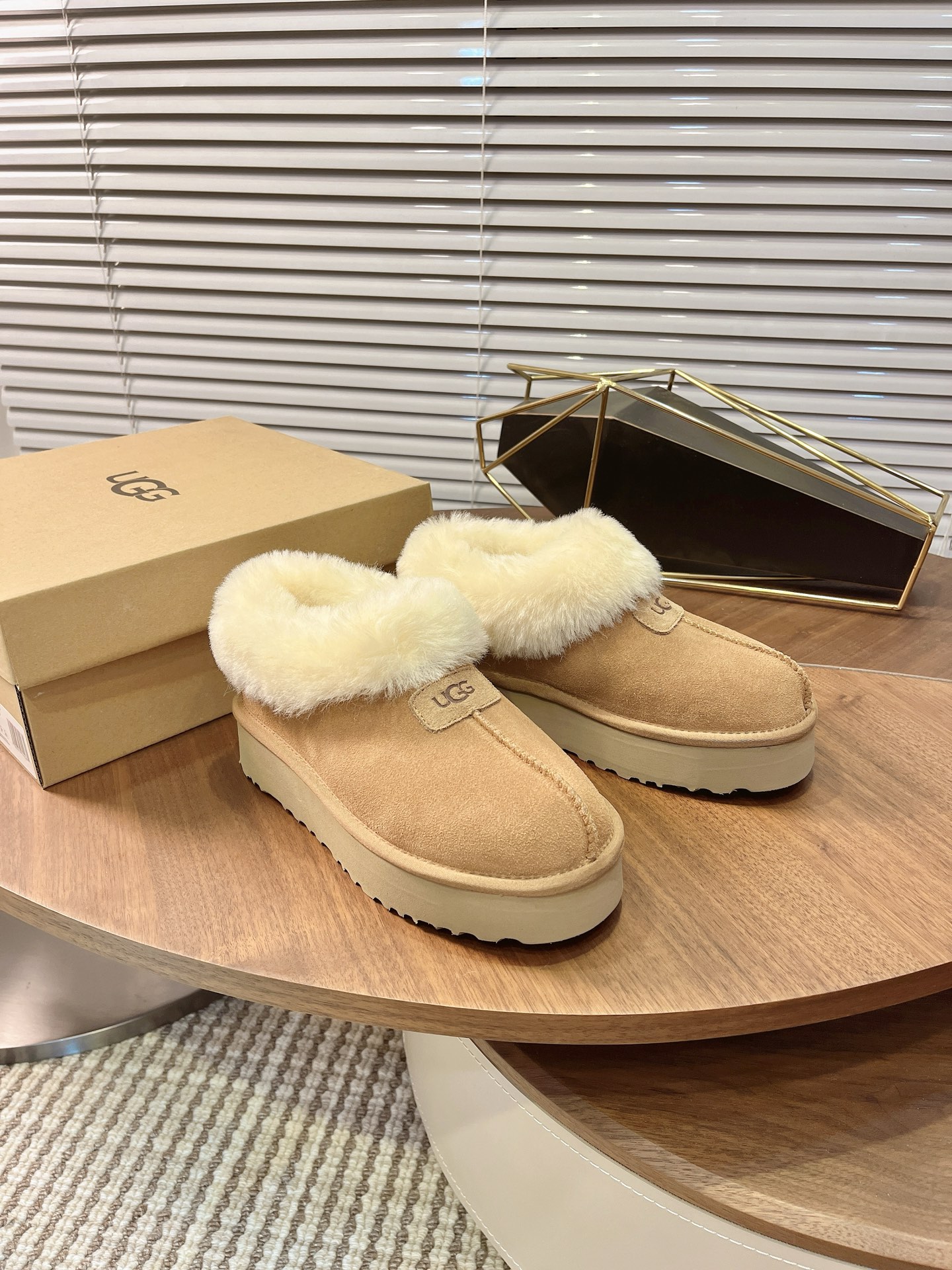 NO:482463,UGG's new and new style Tacit, autumn and winter street feeling, casual shot, lazy people stomp snow boots, thick-soled high-rise series short-bar shoes are coming in one second autumn and winter atmosphere, supermodels' choice, minimalist, warm and fashionable every day, Longfeng A-grade sheepskin integrated material Size: 35-40, snow boots, boots, sheepskin19860909UGG上新新款塔次特 秋冬街边感 随手拍 懒人一脚蹬雪地靴 厚底增高系列短筒鞋一秒秋冬氛围感来了 超模们的选择 极简每天都要温暖又时髦 隆丰A级羊皮毛一体材质 Size: 35-40,雪地靴,boots,sheepskin,Women's Shoes