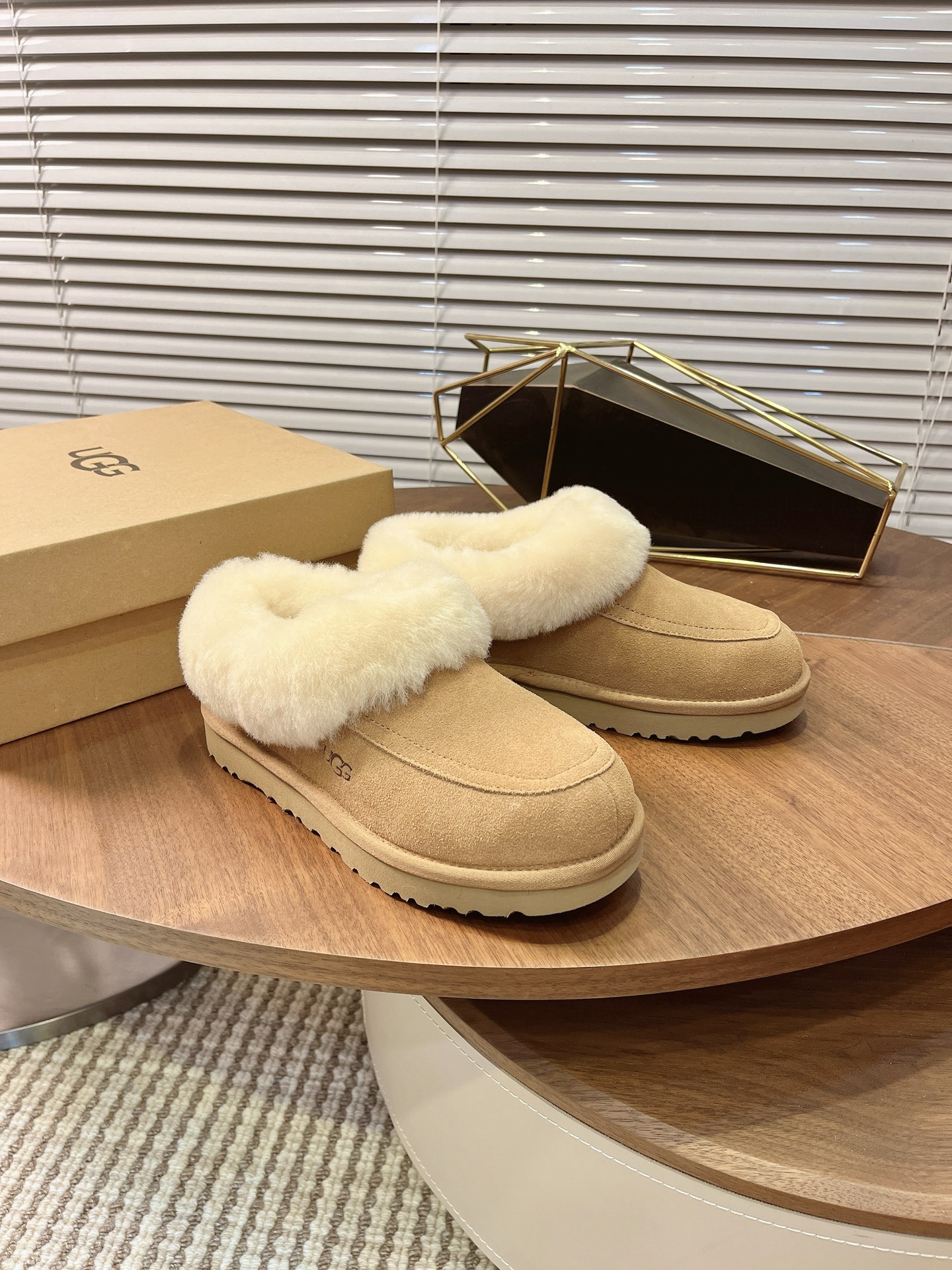 NO:482466,New autumn and winter big festive snow boots ugg lazy shoes are super convenient to pedal, super thick fur, and super comfortable to wear!  Low-tube overturned snow boots warm to the heart. The ankle position is just right, and the autumn and winter atmosphere immediately comes. Number 35-40, snow boots, boots19860909秋冬新款大喜庆雪地靴 ugg 懒人鞋一脚蹬超方便,超厚的毛毛 上脚超舒服！低筒翻毛雪地靴 暖到心里 到脚踝的位置刚刚好,穿上去立马秋冬氛围感就来了 码数35-40,雪地靴,boots,Women's Shoes