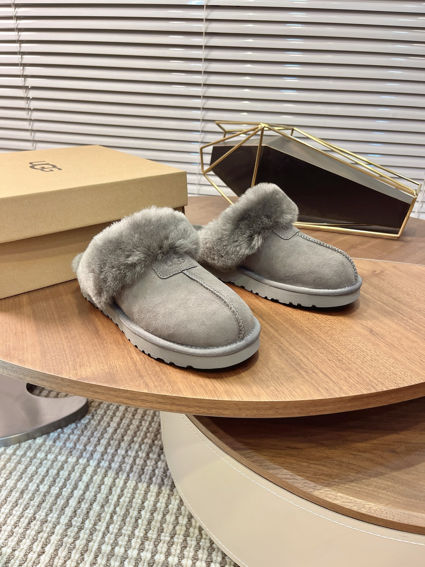 NO:484567,The counter is latest!  Autumn thin-soled fur slippers, casual and classic flat-soled comfortable home fur drag, celebrity/blogger, love fur drag in spring and summer. ~ Eva sponge cake sole, wool upper insole feet, color gray, black chestnut size 35-40, semi-drag fur shoes, slippers19860909专柜最新 ！秋款薄底毛毛拖鞋 休闲经典平底舒适居家毛毛拖 明星/博主 春夏钟爱毛毛拖.～ Eva松糕鞋底、羊毛鞋面鞋垫脚 颜色灰 黑 栗 尺码35-40,半拖毛毛鞋,slippers,Women's Shoes