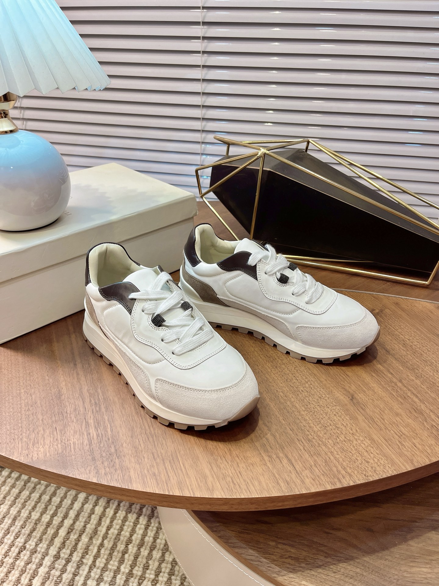 NO:558790,Brunello Cucinelli's new casual sports shoes are crafted with craftsmanship. Each process is inspected by a dedicated person to produce a high-quality shoe outsole with a 1:1 mold. All materials, including sheep tendons, imported first-layer cowhide, and lining cowhide. Packaging are all customized according to the original 1:1 materials. They are truly comfortable, beautiful, breathable, generous, and versatile high-end shoes.  Size35-42 (35/40/41/42 customized, non-refundable), casual shoes/sports shoes, brunello cucinelli, sneakers, cowhide19860909Brunello Cucinelli 布鲁内诺库奇内利新款休闲运动鞋 匠心制作,每道工序都有专人验货,生产出了高品质的鞋大底1比1开模,所有材料,面料羊筋,进口头层牛皮,内里牛皮.包装,全部按照原版1比1定制材料,真正做到了,上脚舒服,美观,透气, 大方,百搭的高端鞋. Size35-42（35/40/41/42定做不退换） 换）,休闲鞋/运动鞋,brunello cucinelli,sneakers,cowhide,Women's Shoes