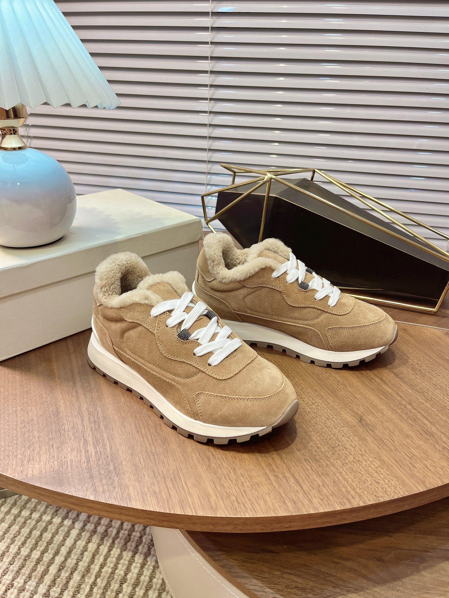 NO:558793,Brunello Cucinelli winter casual sports shoes with wool lining. The uppers are imported high-mercerized smooth cow suede. They are crafted with craftsmanship. Each process is inspected by a dedicated person to produce a high-quality shoe outsole with a 1:1 mold. All materials, including sheep tendon, imported first-layer cowhide, and lamb wool lining, are all customized according to the original 1:1 materials. They are truly comfortable, beautiful, breathable, generous, and versatile high-end shoes.  Size 35-42 (customized sizes 35, 41, 42 are non-refundable), casual shoes/sports shoes, brunello cucinelli, sneakers, cowhide19860909Brunello Cucinelli 冬季羊毛里休闲运动鞋 鞋面进口高丝光牛反绒 匠心制作,每道工序都有专人验货,生产出了高品质的鞋大底1比1开模,所有材料,面料羊筋,进口头层牛皮,内里羊羔毛 包装,全部按照原版1比1定制材料,真正做到了,上脚舒服,美观,透气, 大方,百搭的高端鞋. 码数35-42（35、41、42定制不退换）,休闲鞋/运动鞋,brunello cucinelli,sneakers,cowhide,Women's Shoes