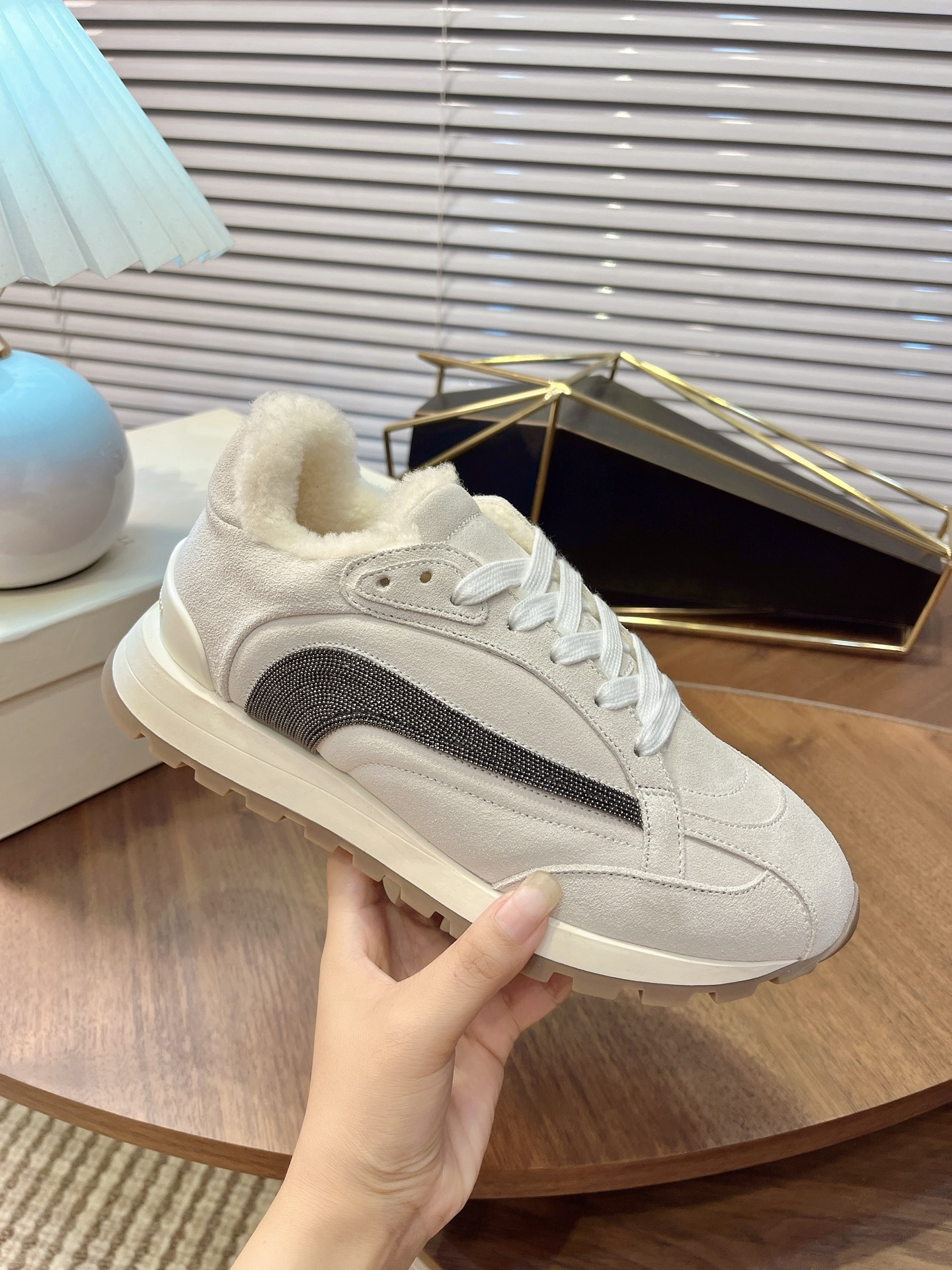 NO:558792,#The most popular furry shoes for four seasons leisure sports at home and abroad. Bc snow boots bought more than ten original sets. After more than half a year of development and craftsmanship, each process was inspected by a dedicated person, and a high-quality shoe outsole was produced in a 1:1 mold. All materials, including the first layer of cowhide, hardware, lambswool, lining, and packaging, were all customized according to the original 1:1 materials. They are truly comfortable on the feet, beautiful, breathable, generous, and versatile high-end shoes.  Size36-40 (35/41/42 custom-made, non-refundable), casual shoes/sports shoes, boots, sneakers, cowhide19860909#国内外最流行的,四季休闲运动 毛毛鞋.bc雪地靴买回十多套原版,历经半年多的开发,匠心制作,每道工序都有专人验货,生产出了高品质的鞋大底1比1开模,所有材料,面料头层牛皮,五金,羊羔毛,内里,包装,全部按照原版1比1定制材料,真正做到了,上脚舒服,美观,透气, 大方,百搭的高端鞋. Size36-40（35/41/42定做不退换）,休闲鞋/运动鞋,boots,sneakers,cowhide,Women's Shoes