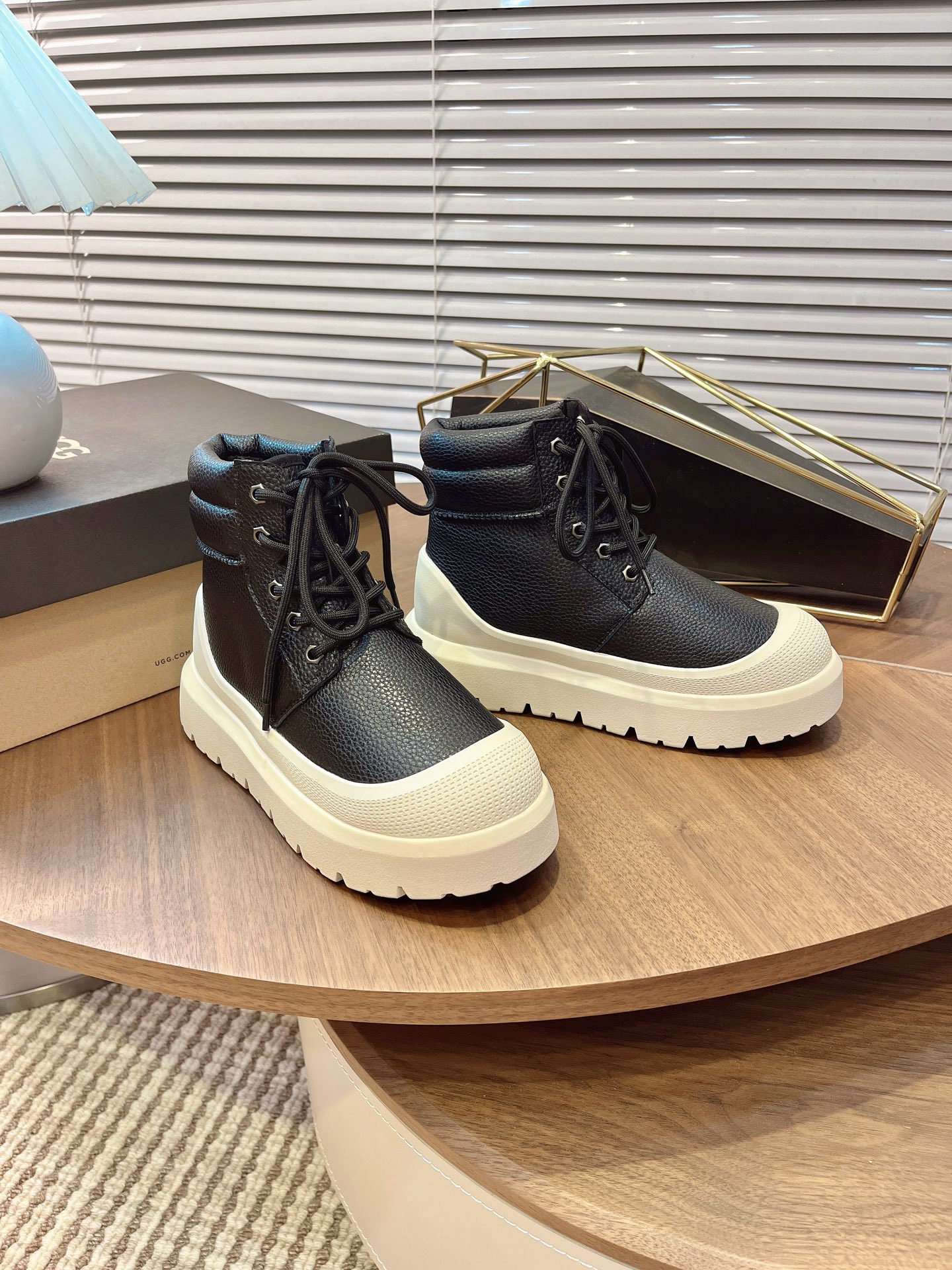 NO:558328,【UGG】 Couple's shoes Size women's size 35-40 / men's size 40-44 UGG Tasman Weather Hybrid slip-on snow boots  Wang Yibo adds a large orange sole to the same classic Tasman shoe style, functional contrasting design, environmentally friendly waterproof and snowproof material, which is both fashionable and functional. At the same time, it is paired with the new UGG furry shoes Keen furry color-blocking jacket. Bright orange and maroon collide to create a new light outdoor style and open up a new travel experience in early autumn! Using the best materials, the 17mm fur integrated surface is warmer and breathable, and the outsole is upgraded to a lightweight and wear-resistant light wing technology outsole!  ,,boots,jackets & coats19860909【UGG】 情侣鞋 Size女码35-40 /男码40-44 UGG Tasman Weather Hybrid一脚蹬雪地靴 王一博同款经典Tasman鞋型之上加入大橘底机能撞色设计环保防水防雪材质兼具时髦与功能属性,同时搭配全新UGG毛毛鞋基恩毛茸拼色夹克亮橘与栗色碰撞出轻户外新风格打开早秋出行新体验!使用优选材质,17毫米皮毛一体表面更温暖透气,外底升级成为轻盈耐磨的轻翼科技大底！,,boots,jackets & coats,Men's shoes
