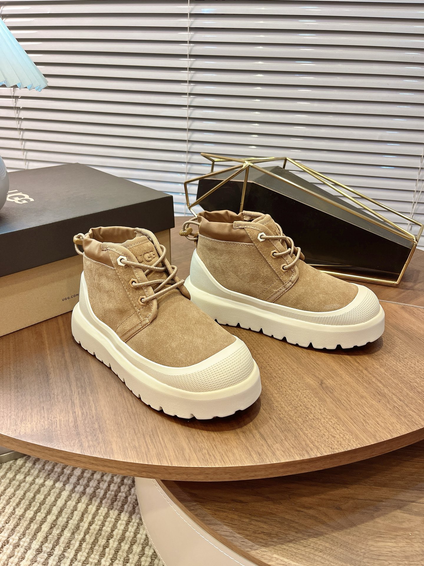 NO:558320,[UGG] Couple's shoes Size women's size 35-40 / men's size 40-44 UGG Tasman Weather Hybrid slip-on snow boots  Wang Yibo adds a large orange sole to the same classic Tasman shoe style, functional contrasting design, environmentally friendly waterproof and snowproof material, which is both fashionable and functional. At the same time, it is paired with the new UGG furry shoes Keen furry color-blocking jacket. Bright orange and maroon collide to create a new light outdoor style and open up a new travel experience in early autumn! Using the best materials, the 17mm fur integrated surface is warmer and breathable, and the outsole is upgraded to a lightweight and wear-resistant light wing technology outsole!  ,,boots,jackets & coats19860909【UGG】 情侣鞋 Size女码35-40 /男码40-44 UGG Tasman Weather Hybrid一脚蹬雪地靴 王一博同款经典Tasman鞋型之上加入大橘底机能撞色设计环保防水防雪材质兼具时髦与功能属性,同时搭配全新UGG毛毛鞋基恩毛茸拼色夹克亮橘与栗色碰撞出轻户外新风格打开早秋出行新体验!使用优选材质,17毫米皮毛一体表面更温暖透气,外底升级成为轻盈耐磨的轻翼科技大底！,,boots,jackets & coats,Men's shoes