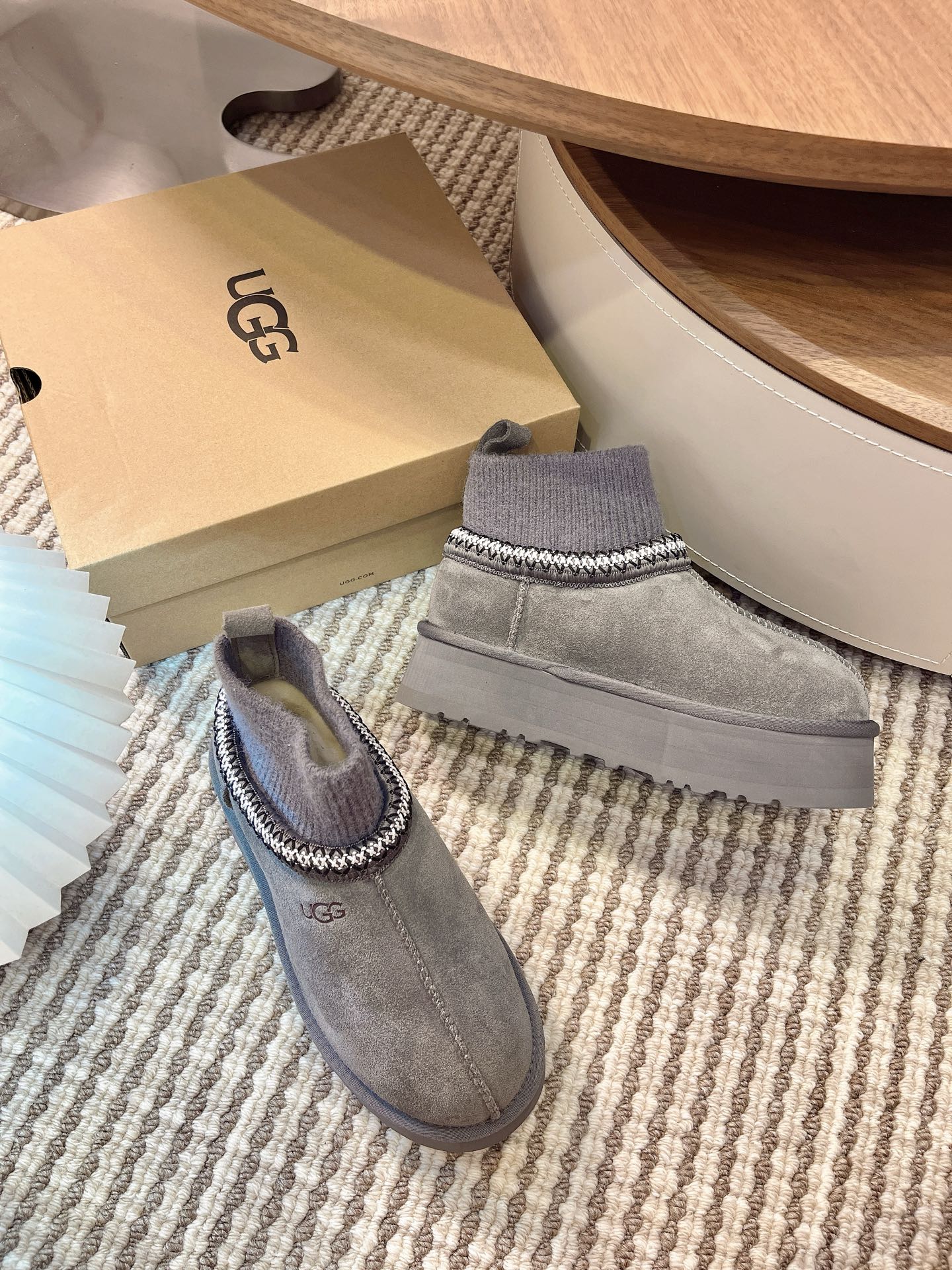 🌟UGG 2025新款雪地靴民族风加袜套款，袜套就入羊毛面采用进口光丝牛翻毛皮，内用隆丰皮毛一体，底，高