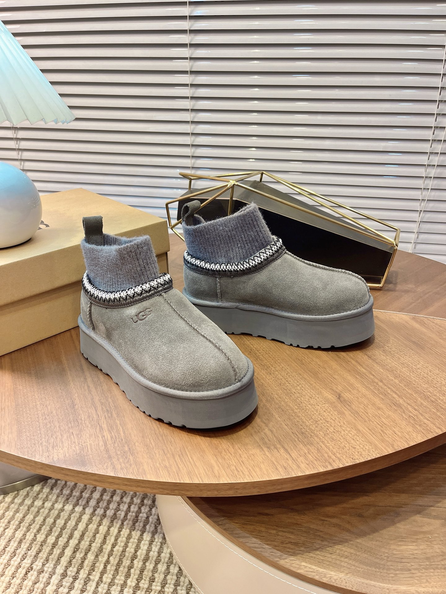 🌟UGG 2025新款雪地靴民族风加袜套款，袜套就入羊毛面采用进口光丝牛翻毛皮，内用隆丰皮毛一体，底，高