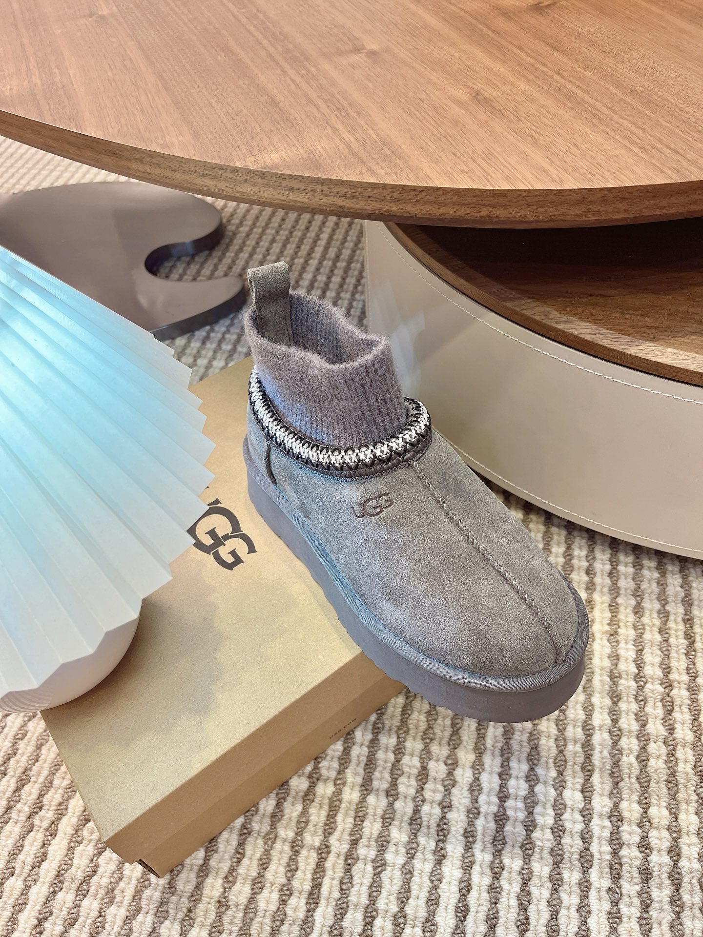 🌟UGG 2025新款雪地靴民族风加袜套款，袜套就入羊毛面采用进口光丝牛翻毛皮，内用隆丰皮毛一体，底，高