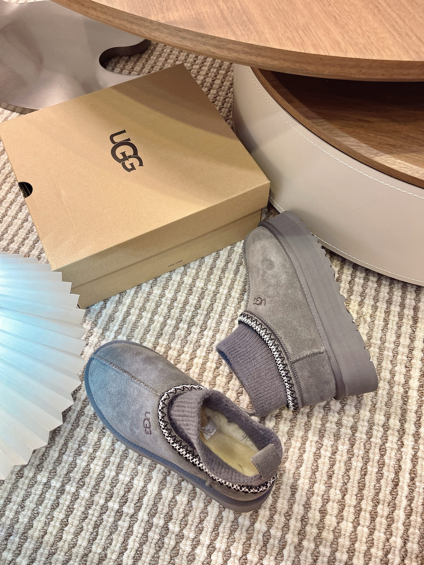 🌟UGG 2025新款雪地靴民族风加袜套款，袜套就入羊毛面采用进口光丝牛翻毛皮，内用隆丰皮毛一体，底，高