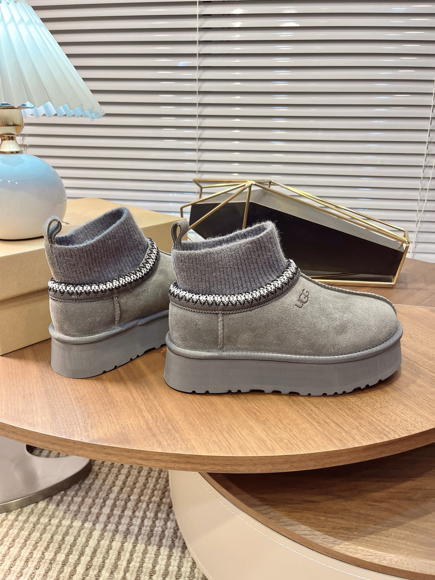🌟UGG 2025新款雪地靴民族风加袜套款，袜套就入羊毛面采用进口光丝牛翻毛皮，内用隆丰皮毛一体，底，高