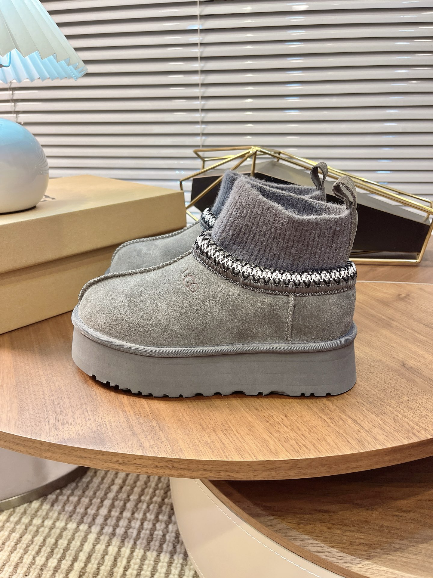 🌟UGG 2025新款雪地靴民族风加袜套款，袜套就入羊毛面采用进口光丝牛翻毛皮，内用隆丰皮毛一体，底，高