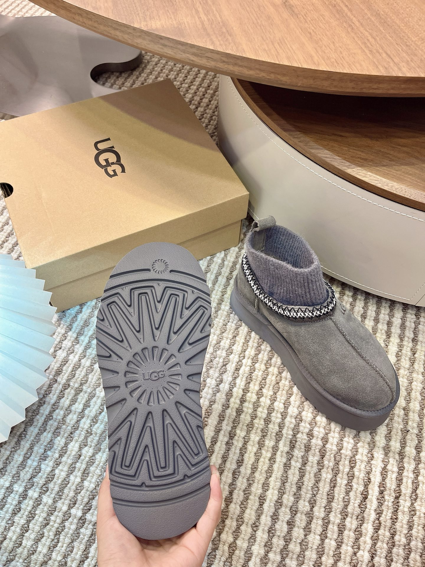 🌟UGG 2025新款雪地靴民族风加袜套款，袜套就入羊毛面采用进口光丝牛翻毛皮，内用隆丰皮毛一体，底，高