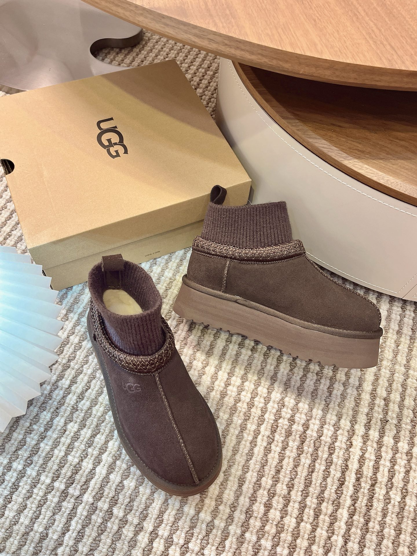 🌟UGG 2025新款雪地靴民族风加袜套款，袜套就入羊毛面采用进口光丝牛翻毛皮，内用隆丰皮毛一体，底，高