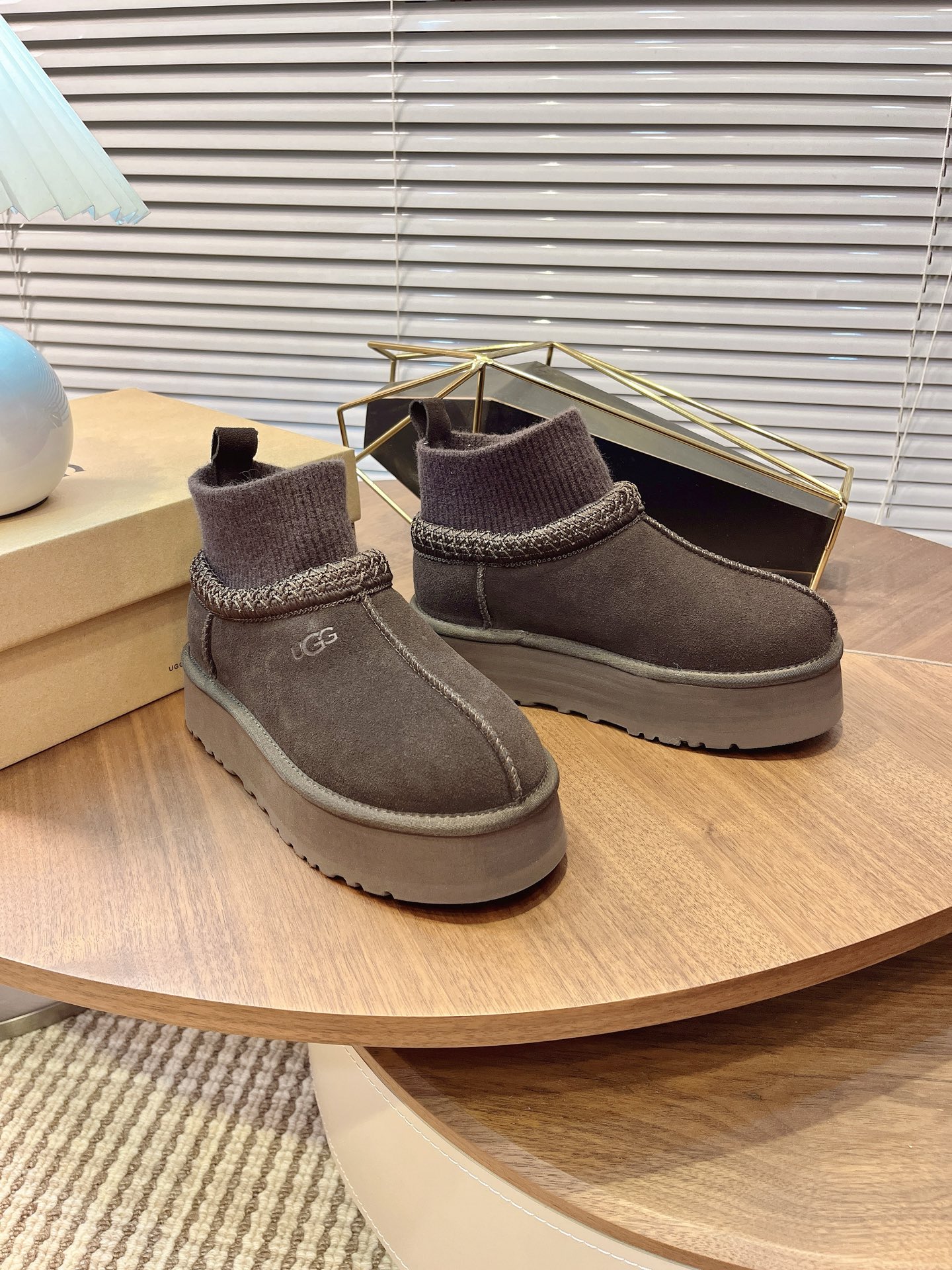 🌟UGG 2025新款雪地靴民族风加袜套款，袜套就入羊毛面采用进口光丝牛翻毛皮，内用隆丰皮毛一体，底，高