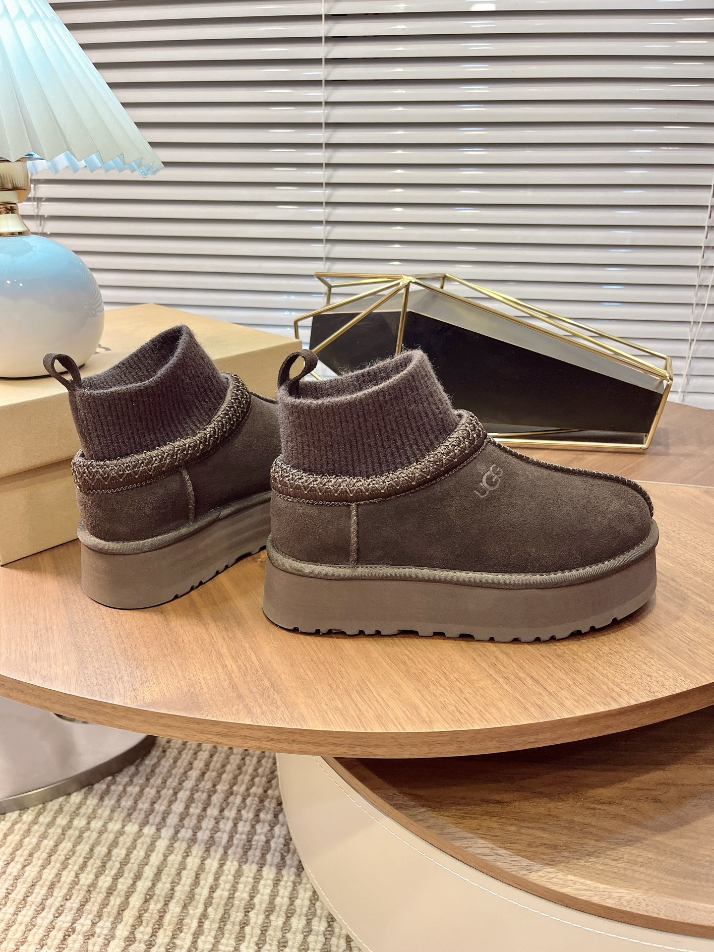 🌟UGG 2025新款雪地靴民族风加袜套款，袜套就入羊毛面采用进口光丝牛翻毛皮，内用隆丰皮毛一体，底，高
