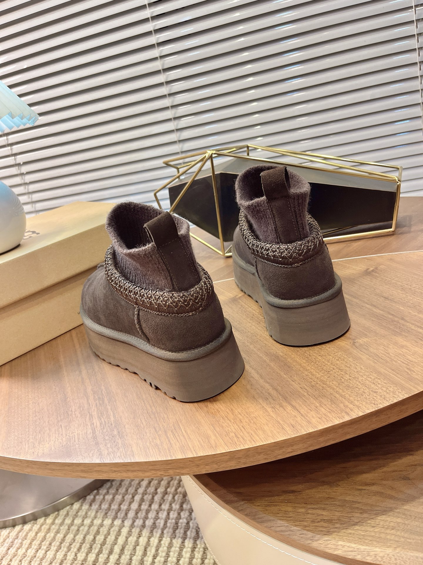 🌟UGG 2025新款雪地靴民族风加袜套款，袜套就入羊毛面采用进口光丝牛翻毛皮，内用隆丰皮毛一体，底，高