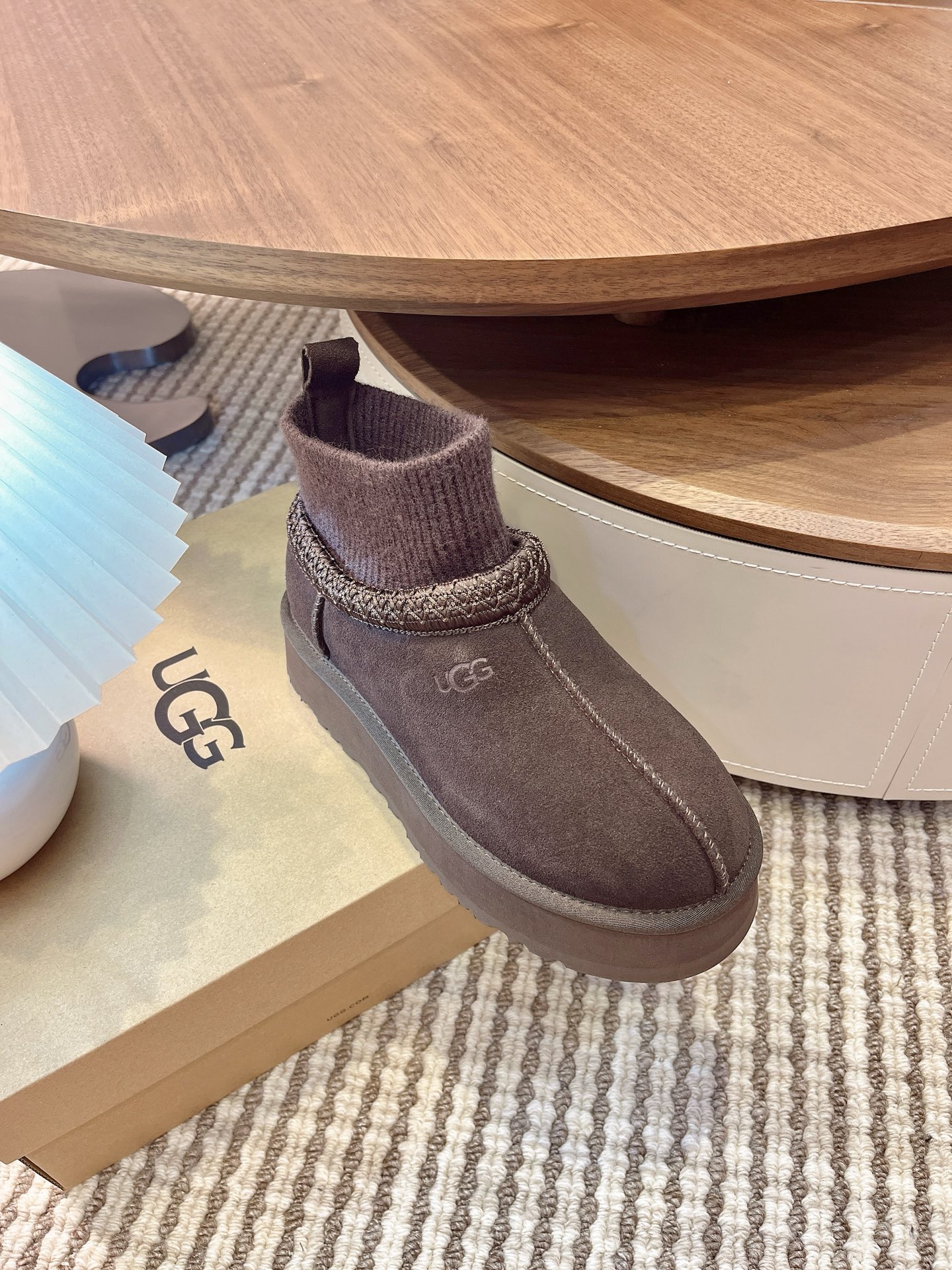 🌟UGG 2025新款雪地靴民族风加袜套款，袜套就入羊毛面采用进口光丝牛翻毛皮，内用隆丰皮毛一体，底，高