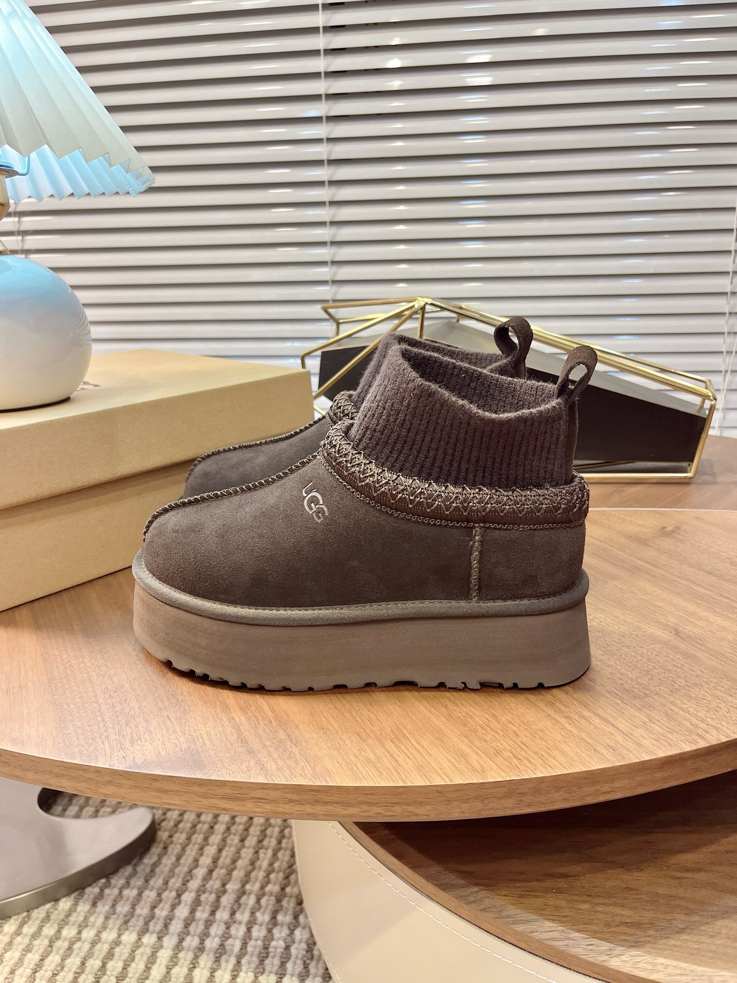 🌟UGG 2025新款雪地靴民族风加袜套款，袜套就入羊毛面采用进口光丝牛翻毛皮，内用隆丰皮毛一体，底，高