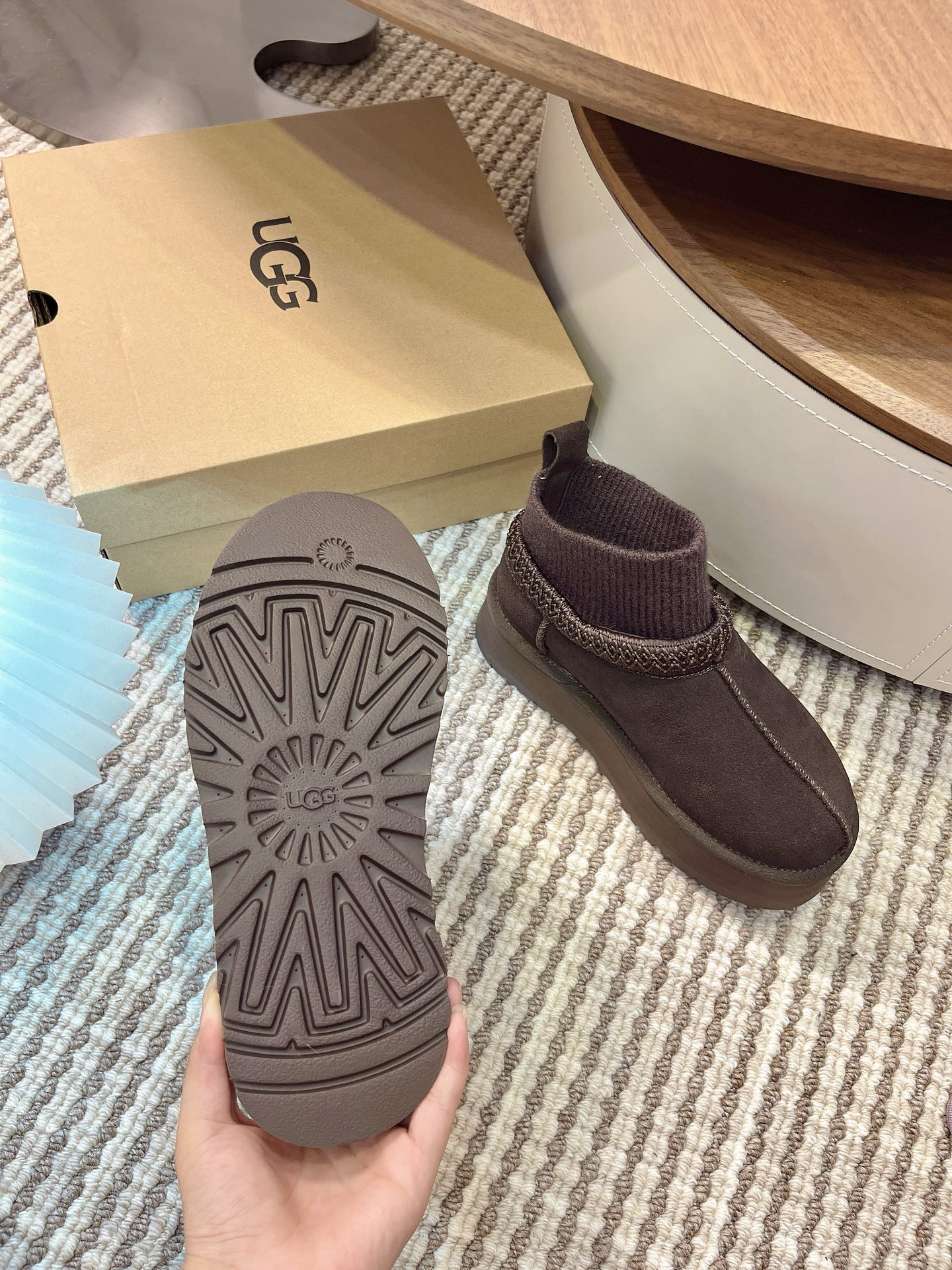 🌟UGG 2025新款雪地靴民族风加袜套款，袜套就入羊毛面采用进口光丝牛翻毛皮，内用隆丰皮毛一体，底，高