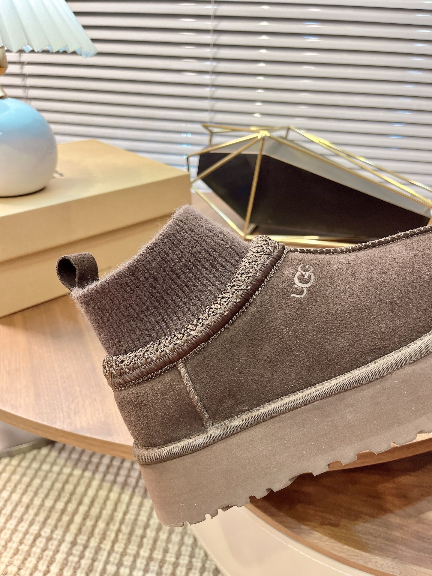 🌟UGG 2025新款雪地靴民族风加袜套款，袜套就入羊毛面采用进口光丝牛翻毛皮，内用隆丰皮毛一体，底，高