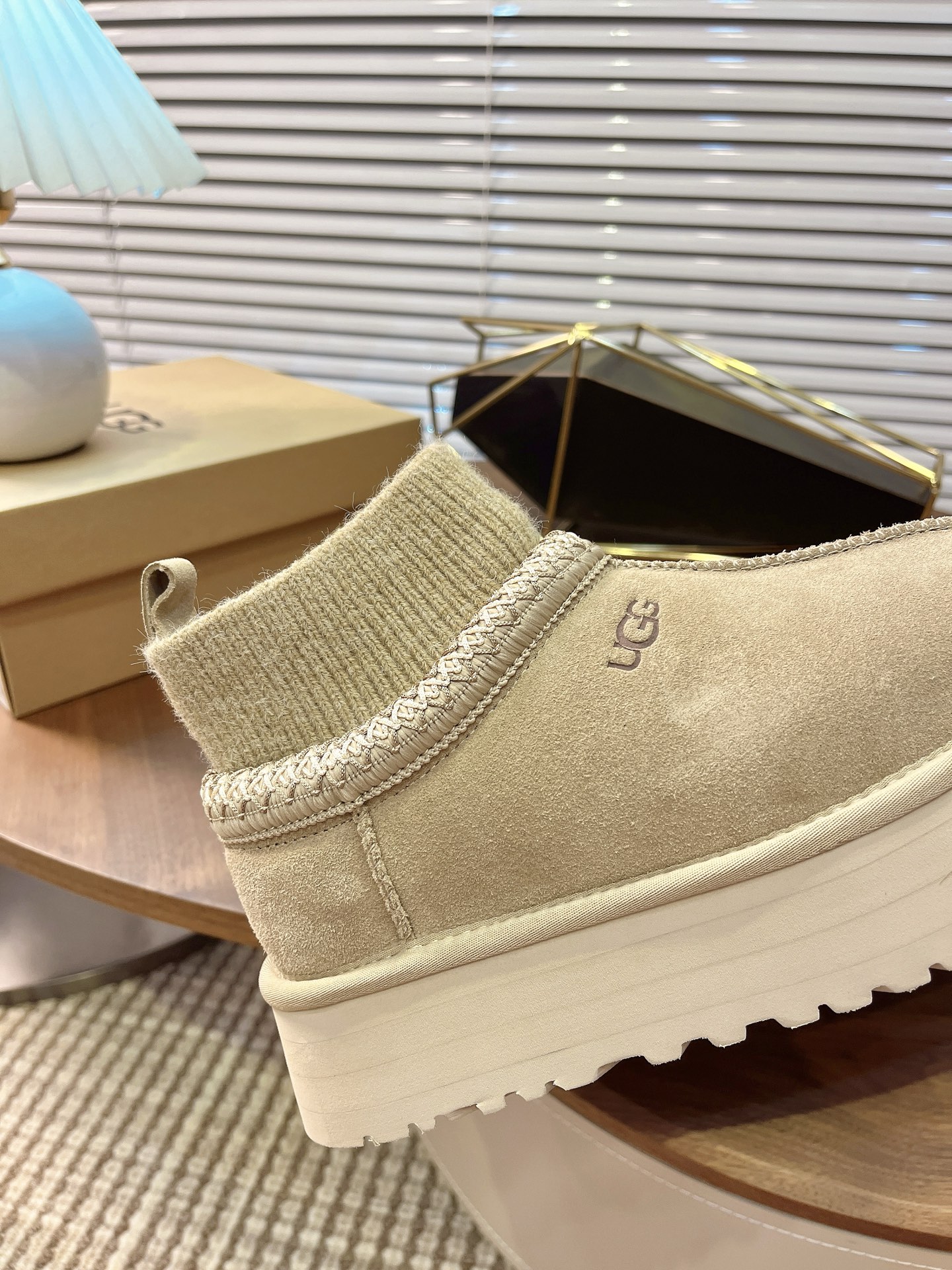 🌟UGG 2025新款雪地靴民族风加袜套款，袜套就入羊毛面采用进口光丝牛翻毛皮，内用隆丰皮毛一体，底，高