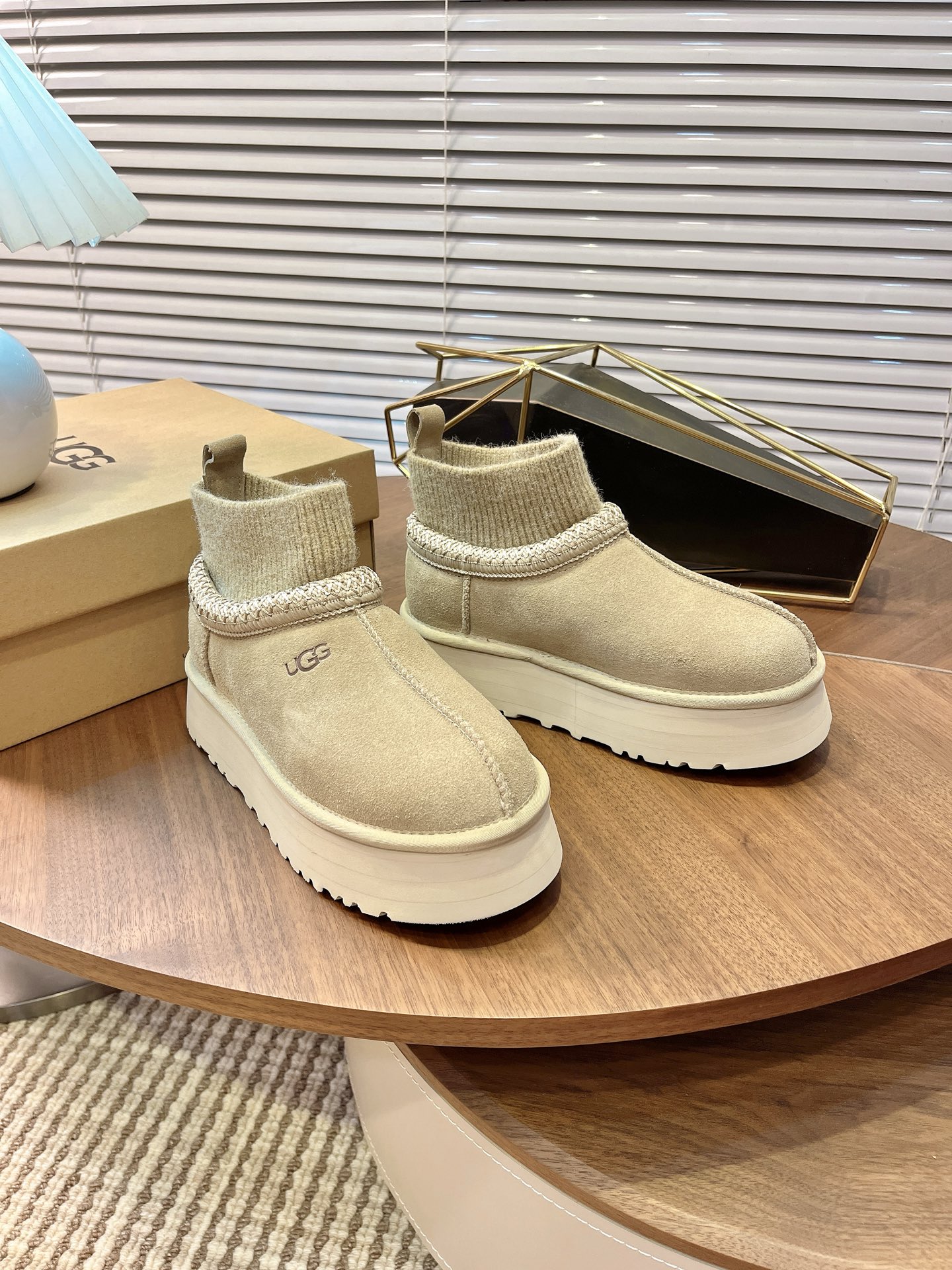 🌟UGG 2025新款雪地靴民族风加袜套款，袜套就入羊毛面采用进口光丝牛翻毛皮，内用隆丰皮毛一体，底，高