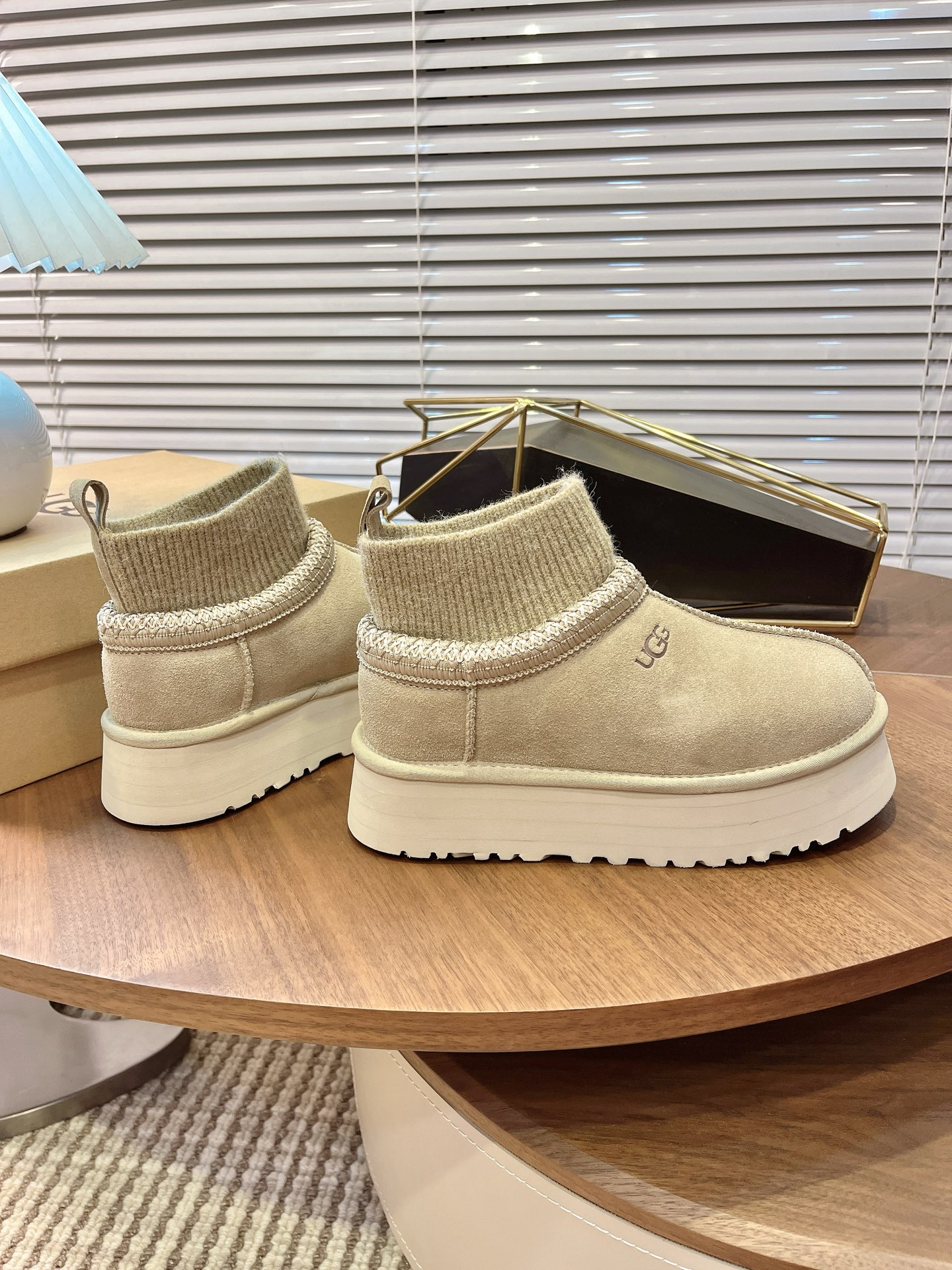 🌟UGG 2025新款雪地靴民族风加袜套款，袜套就入羊毛面采用进口光丝牛翻毛皮，内用隆丰皮毛一体，底，高