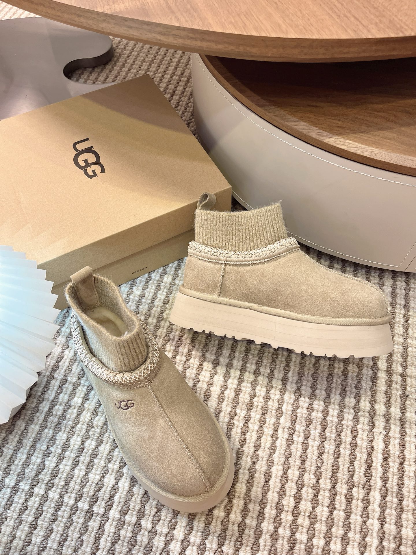 🌟UGG 2025新款雪地靴民族风加袜套款，袜套就入羊毛面采用进口光丝牛翻毛皮，内用隆丰皮毛一体，底，高