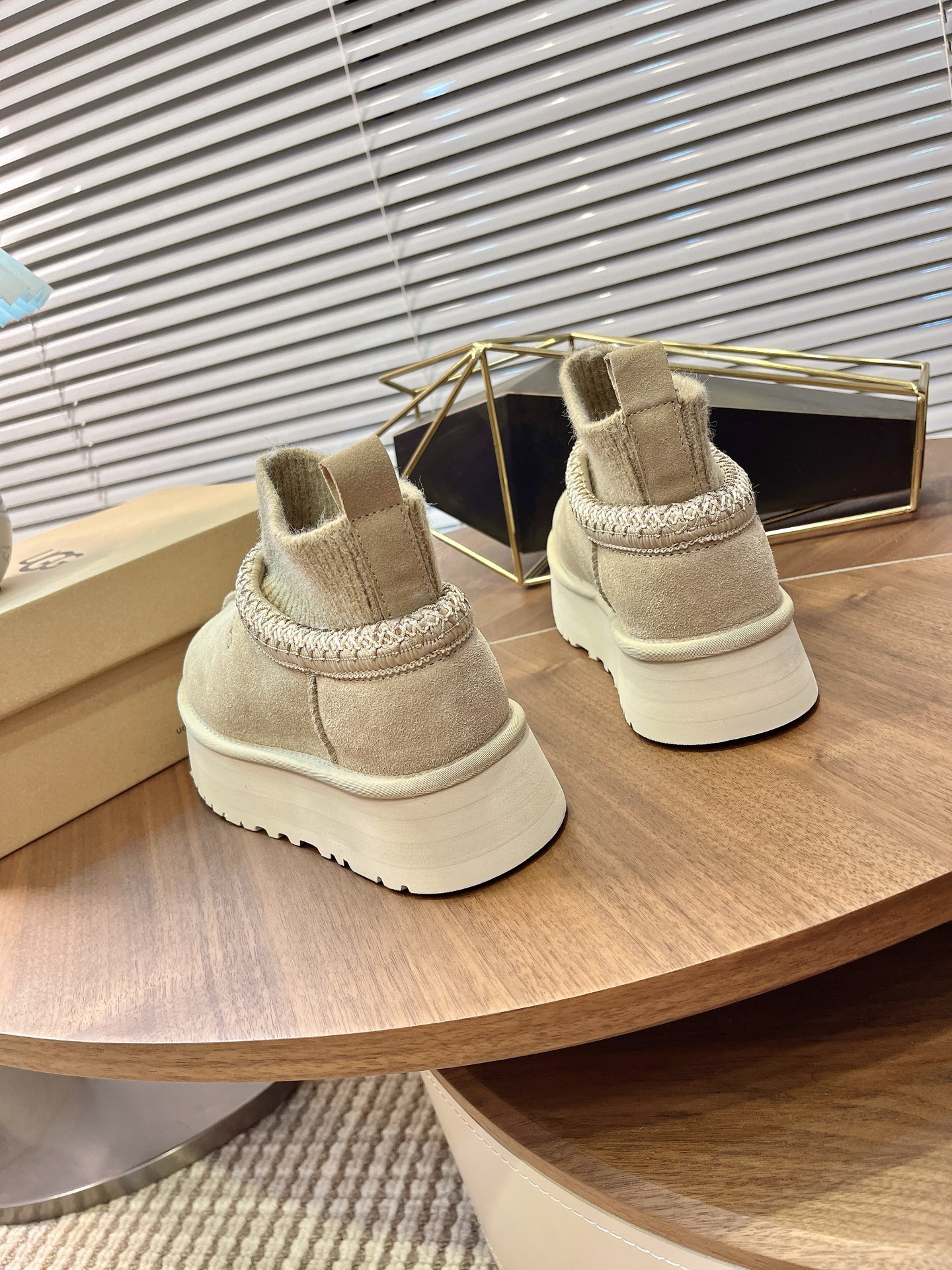 🌟UGG 2025新款雪地靴民族风加袜套款，袜套就入羊毛面采用进口光丝牛翻毛皮，内用隆丰皮毛一体，底，高