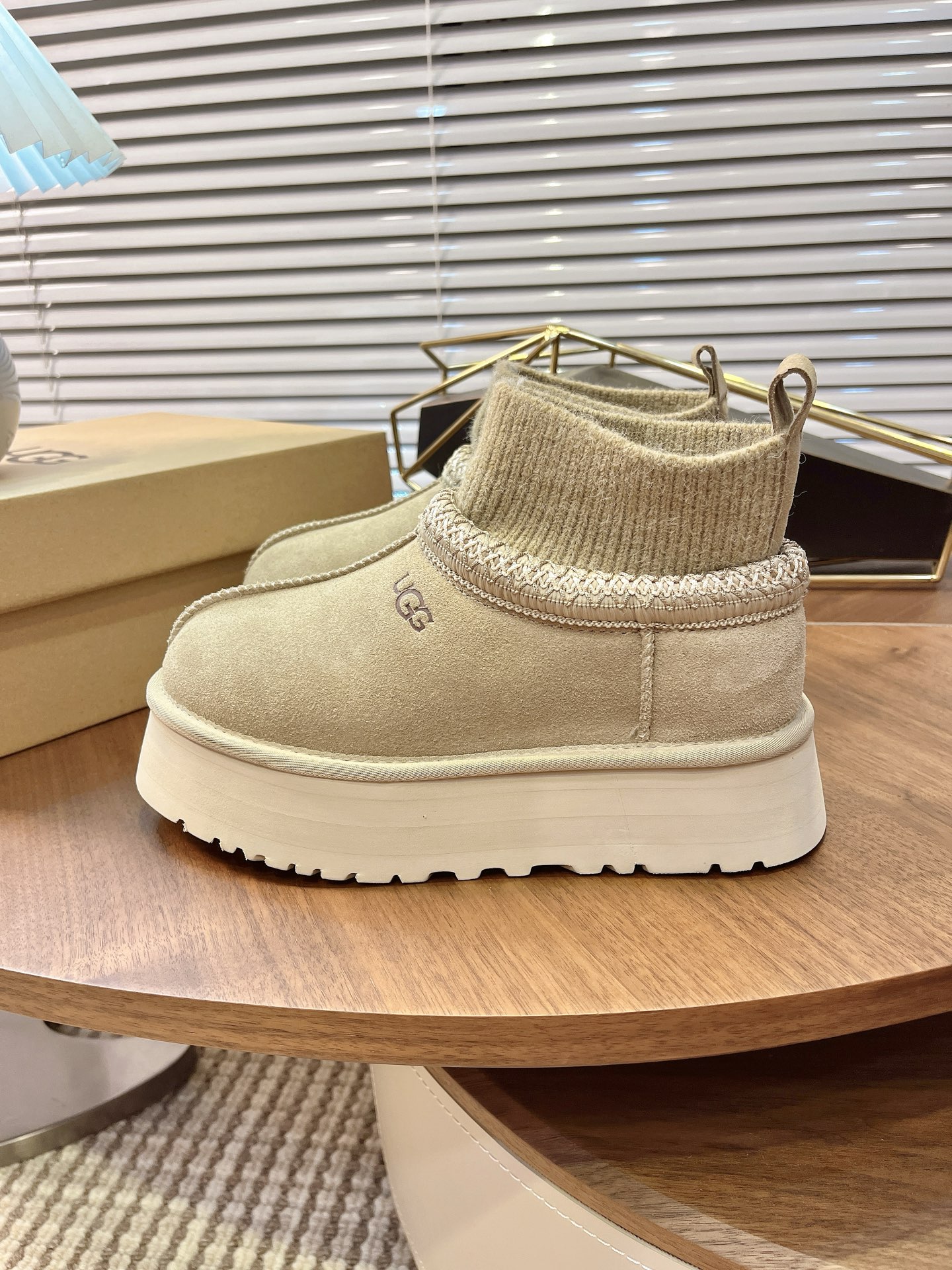 🌟UGG 2025新款雪地靴民族风加袜套款，袜套就入羊毛面采用进口光丝牛翻毛皮，内用隆丰皮毛一体，底，高