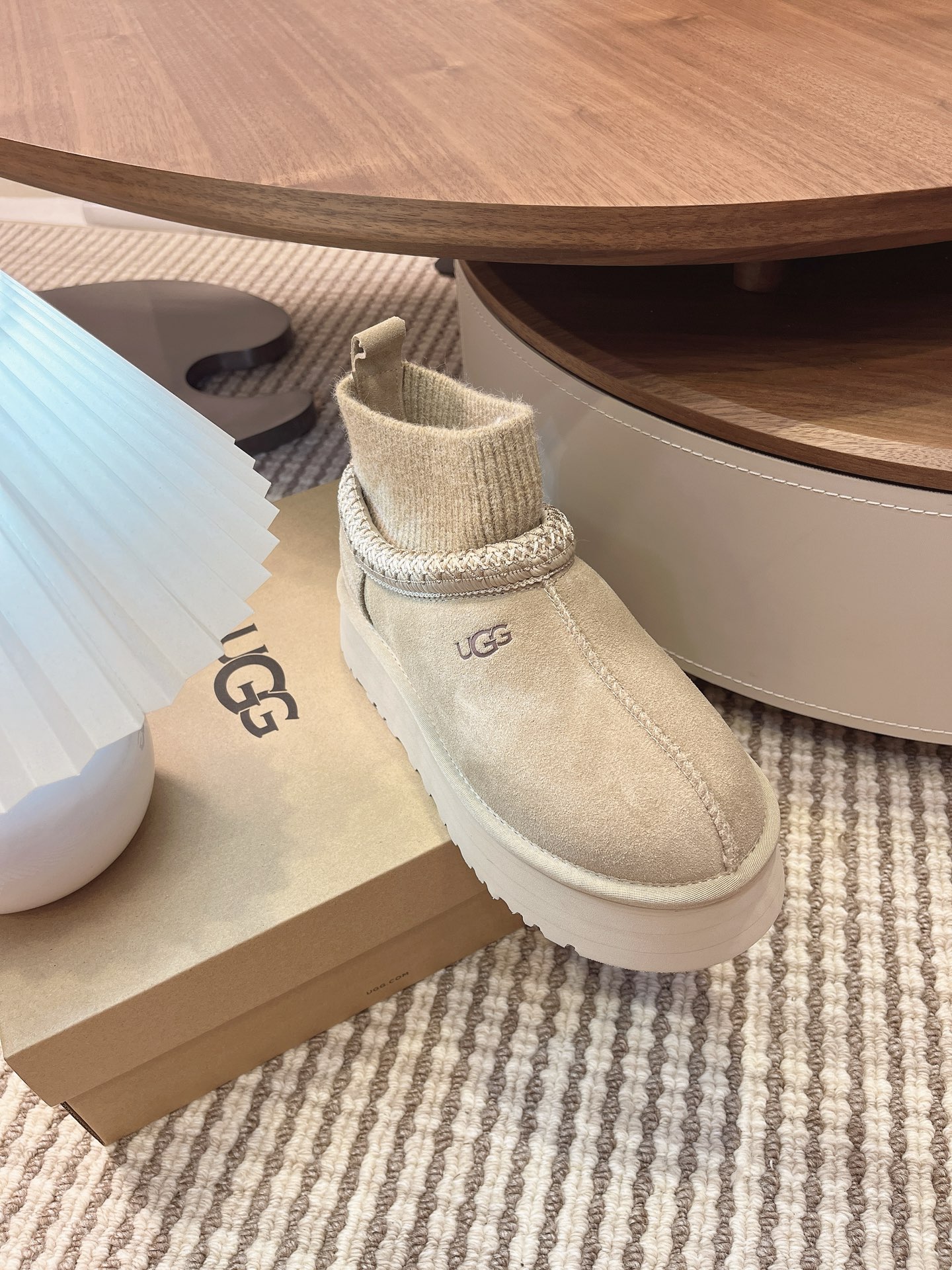 🌟UGG 2025新款雪地靴民族风加袜套款，袜套就入羊毛面采用进口光丝牛翻毛皮，内用隆丰皮毛一体，底，高
