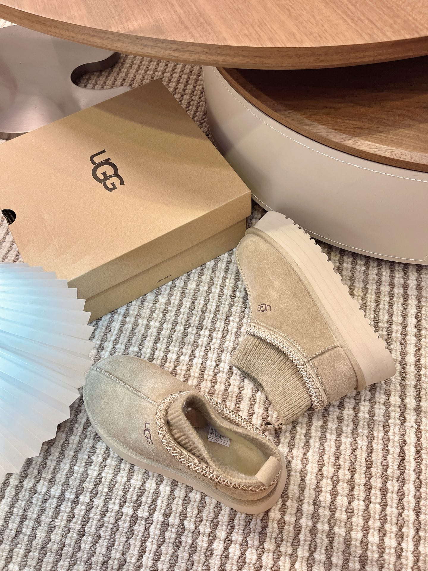 🌟UGG 2025新款雪地靴民族风加袜套款，袜套就入羊毛面采用进口光丝牛翻毛皮，内用隆丰皮毛一体，底，高