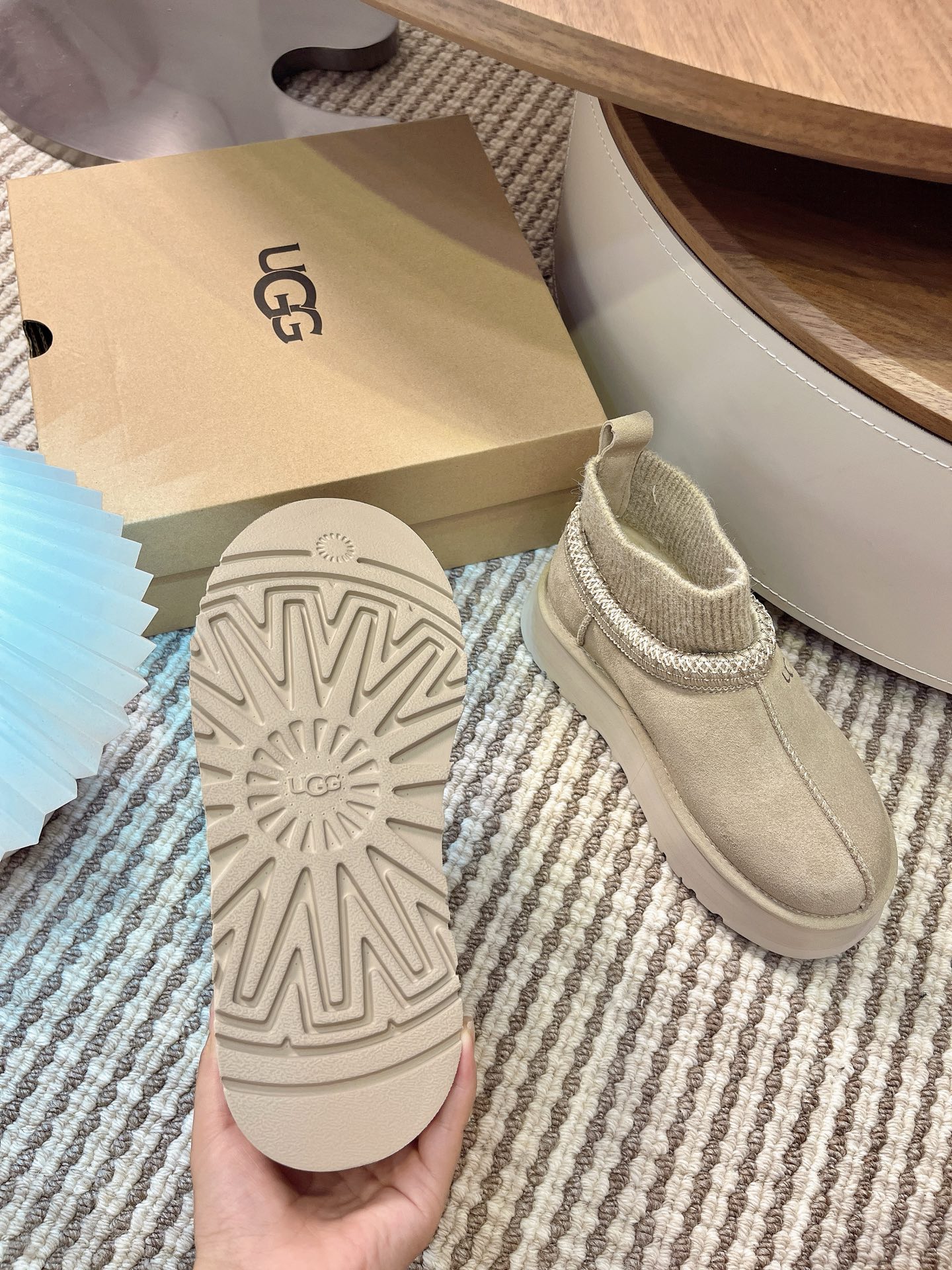 🌟UGG 2025新款雪地靴民族风加袜套款，袜套就入羊毛面采用进口光丝牛翻毛皮，内用隆丰皮毛一体，底，高