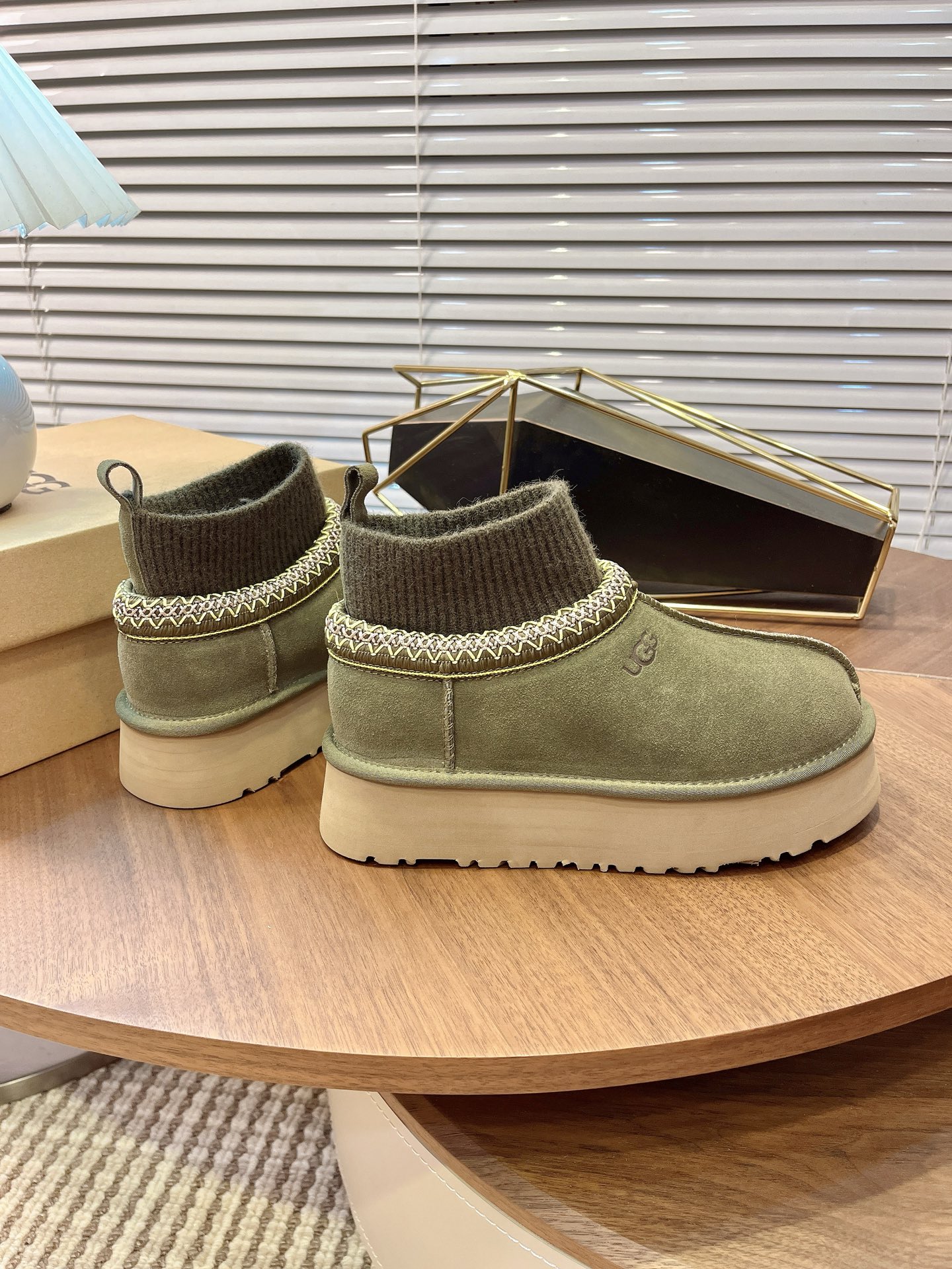 🌟UGG 2025新款雪地靴民族风加袜套款，袜套就入羊毛面采用进口光丝牛翻毛皮，内用隆丰皮毛一体，底，高