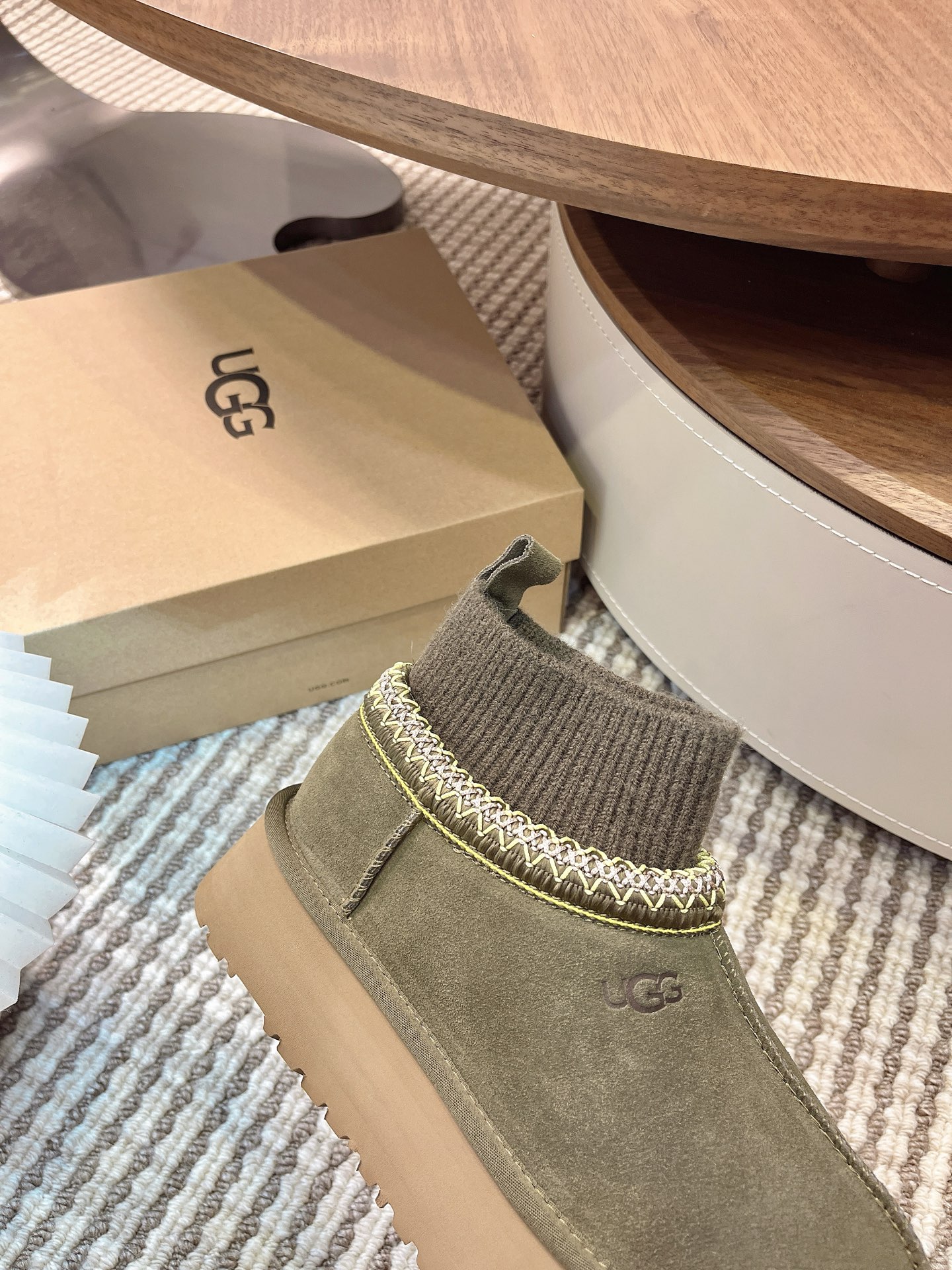 🌟UGG 2025新款雪地靴民族风加袜套款，袜套就入羊毛面采用进口光丝牛翻毛皮，内用隆丰皮毛一体，底，高