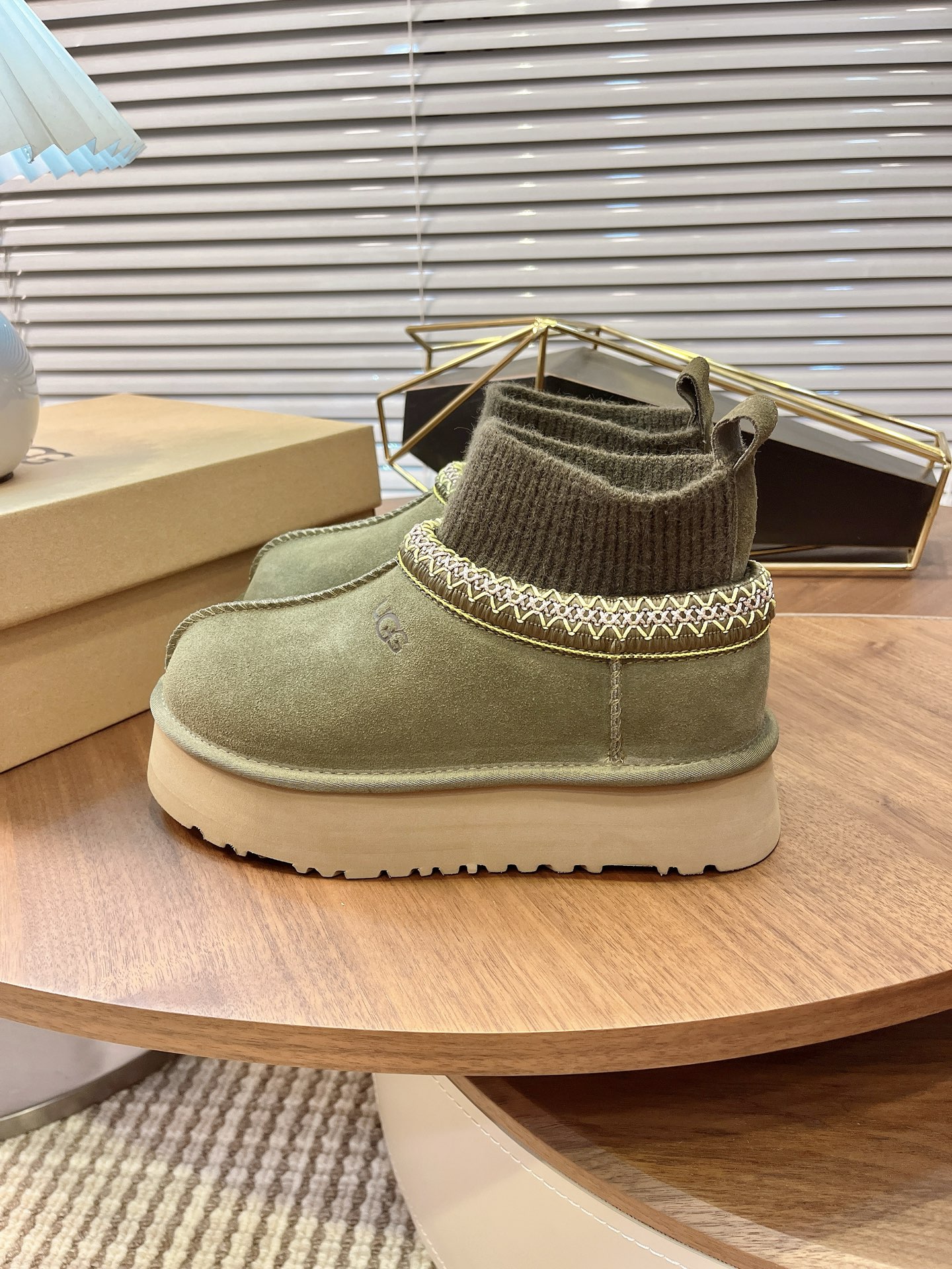🌟UGG 2025新款雪地靴民族风加袜套款，袜套就入羊毛面采用进口光丝牛翻毛皮，内用隆丰皮毛一体，底，高