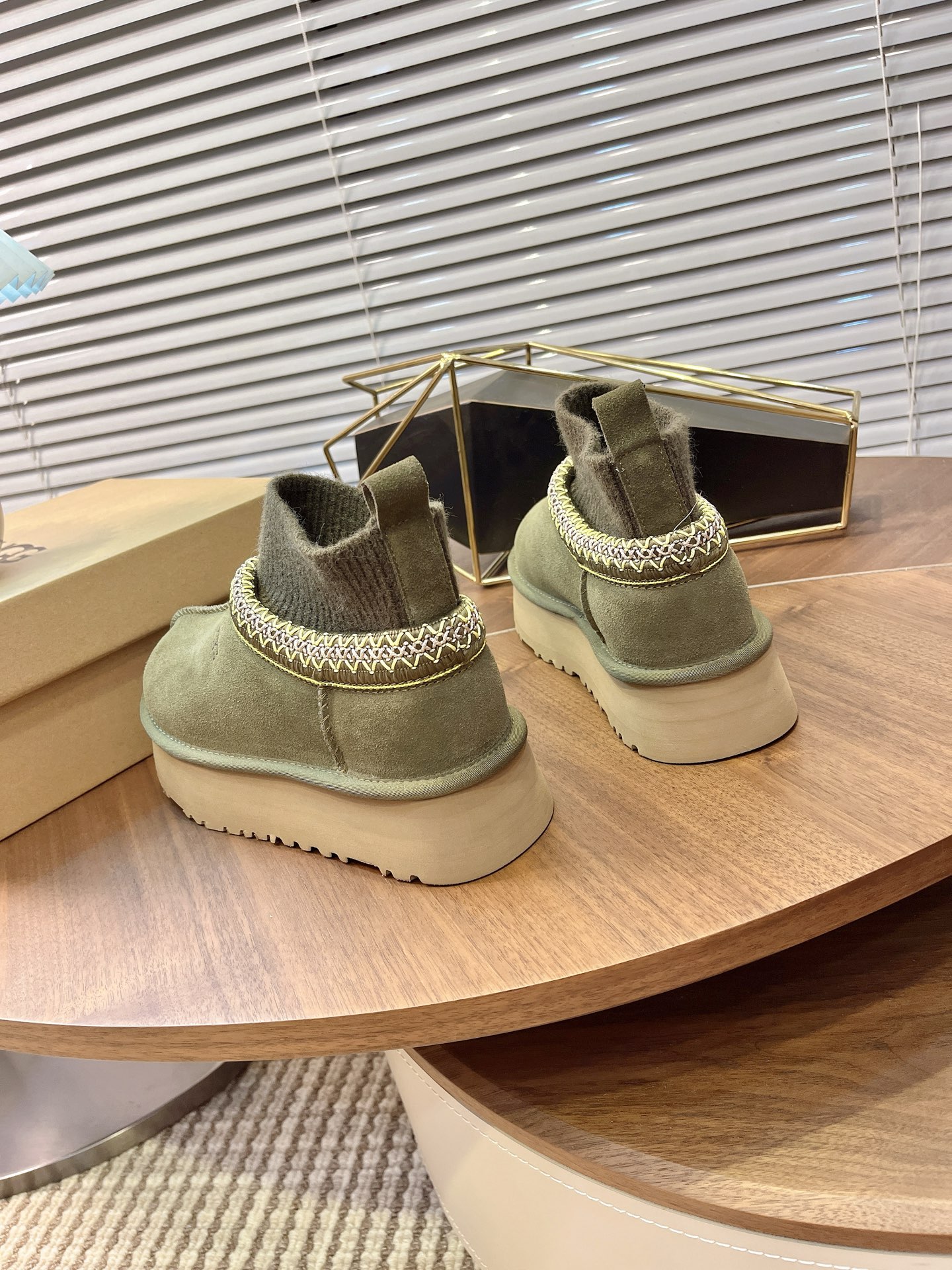 🌟UGG 2025新款雪地靴民族风加袜套款，袜套就入羊毛面采用进口光丝牛翻毛皮，内用隆丰皮毛一体，底，高