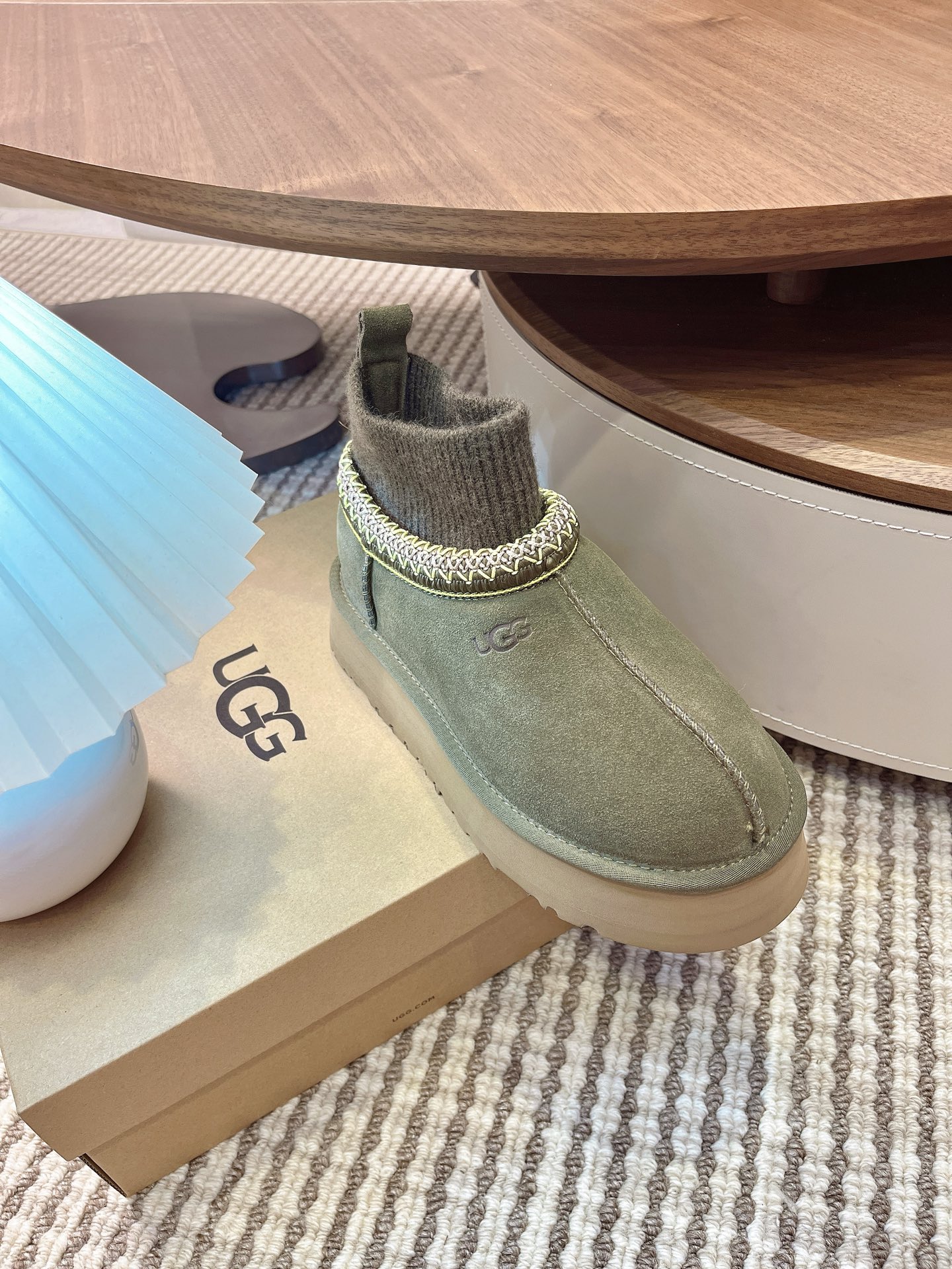 🌟UGG 2025新款雪地靴民族风加袜套款，袜套就入羊毛面采用进口光丝牛翻毛皮，内用隆丰皮毛一体，底，高
