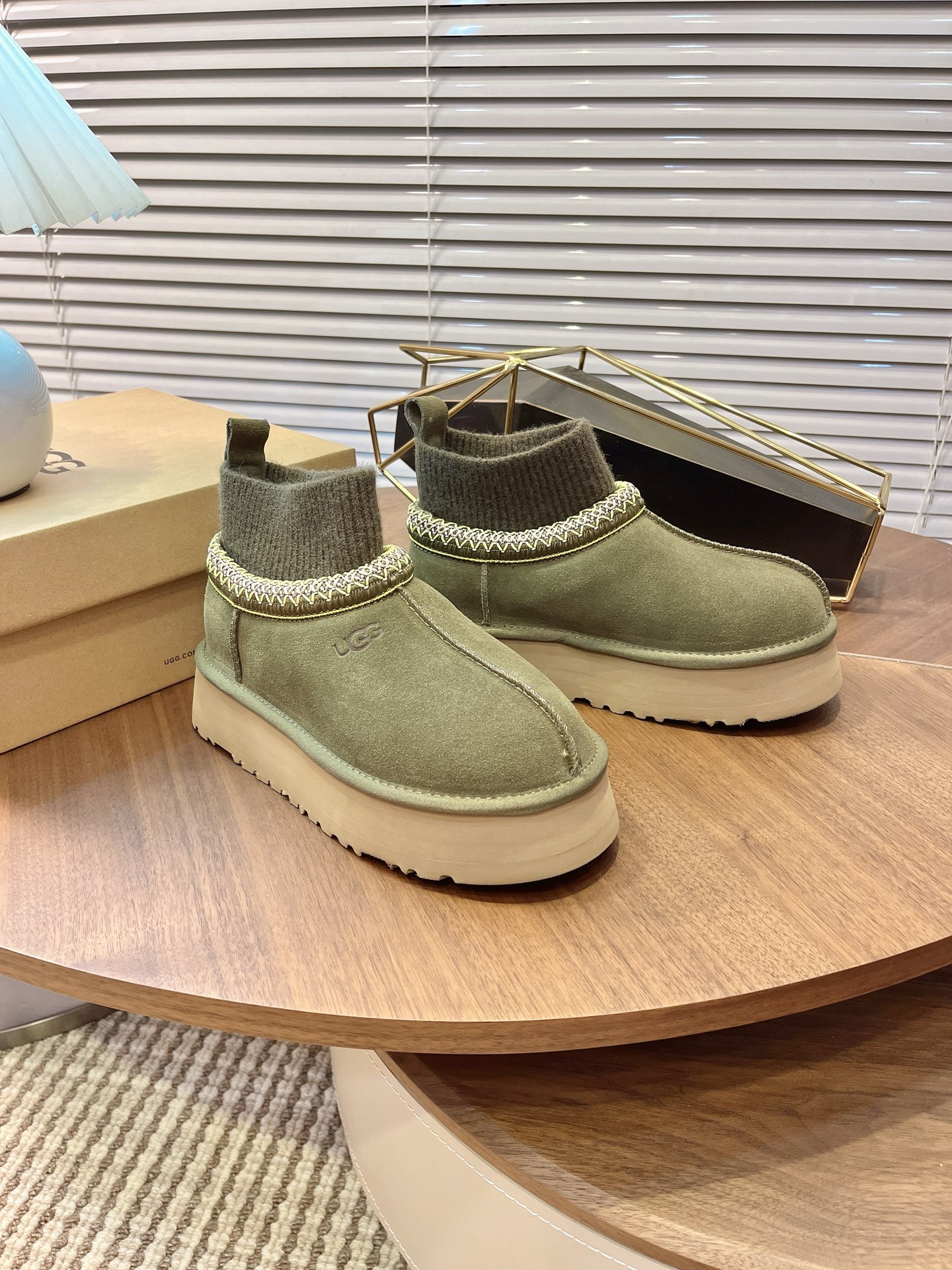 🌟UGG 2025新款雪地靴民族风加袜套款，袜套就入羊毛面采用进口光丝牛翻毛皮，内用隆丰皮毛一体，底，高