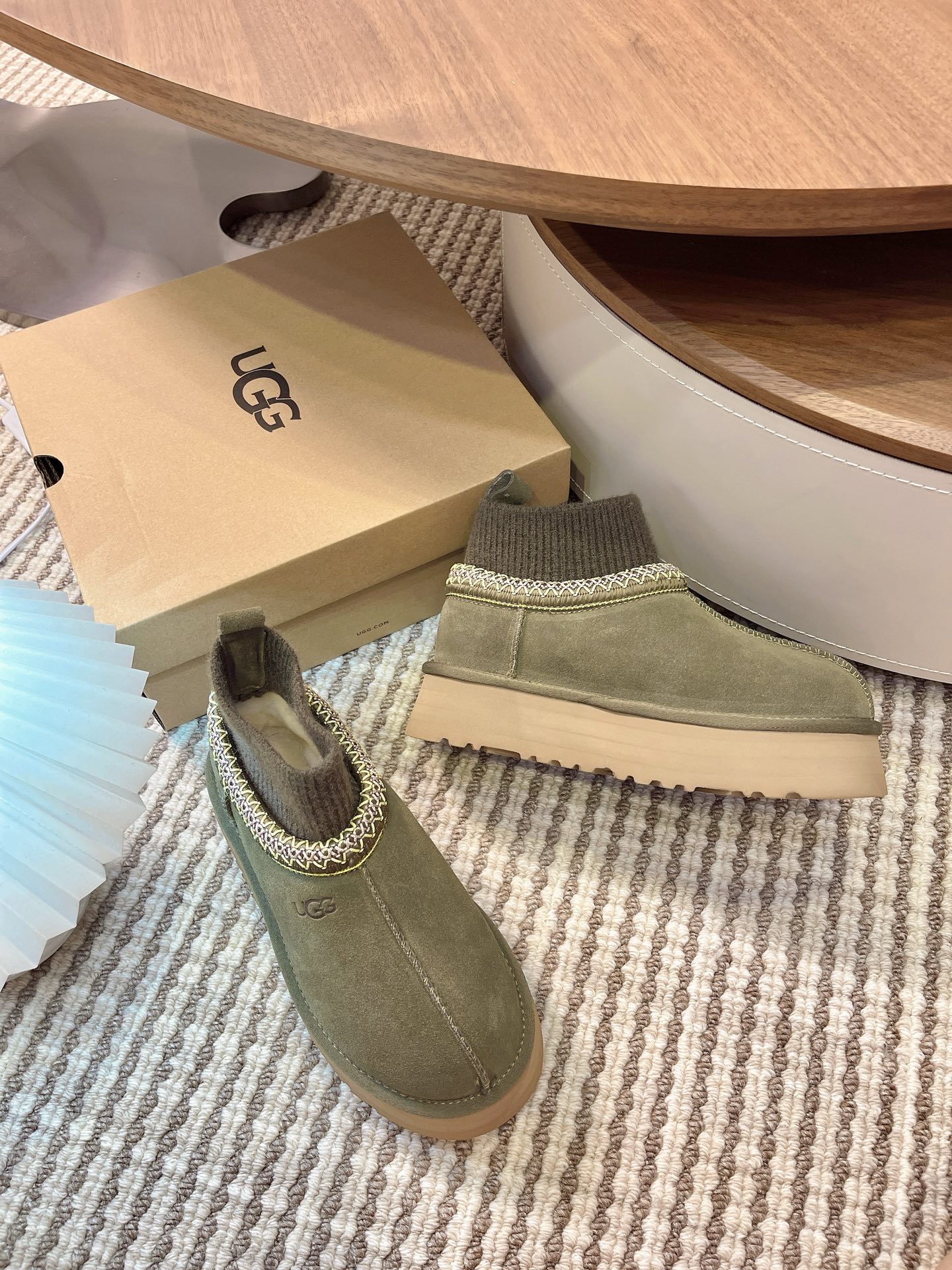 🌟UGG 2025新款雪地靴民族风加袜套款，袜套就入羊毛面采用进口光丝牛翻毛皮，内用隆丰皮毛一体，底，高