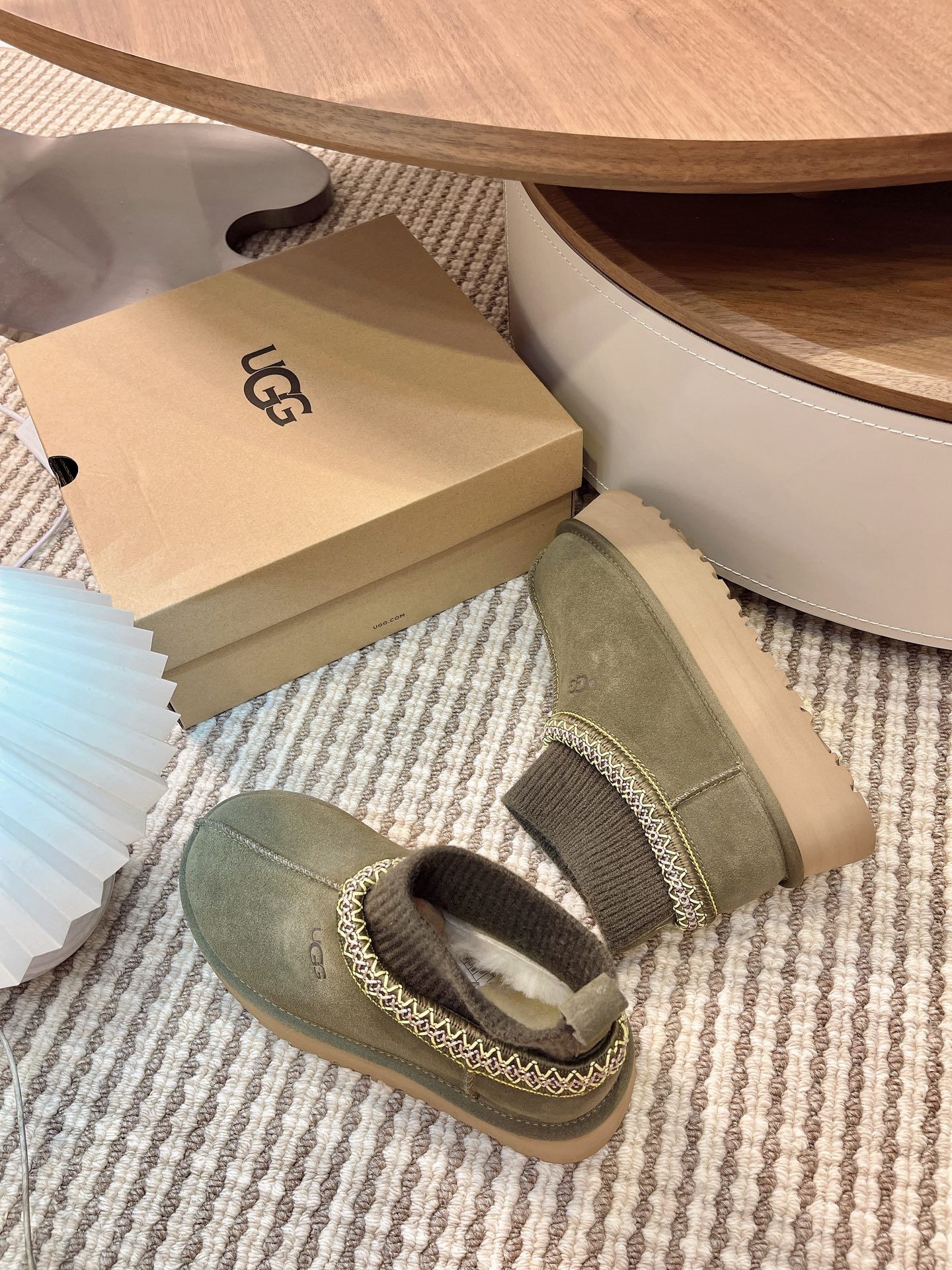 🌟UGG 2025新款雪地靴民族风加袜套款，袜套就入羊毛面采用进口光丝牛翻毛皮，内用隆丰皮毛一体，底，高