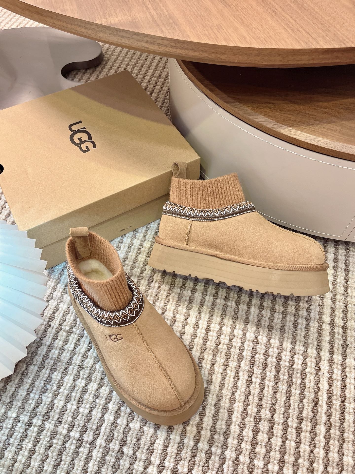 🌟UGG 2025新款雪地靴民族风加袜套款，袜套就入羊毛面采用进口光丝牛翻毛皮，内用隆丰皮毛一体，底，高